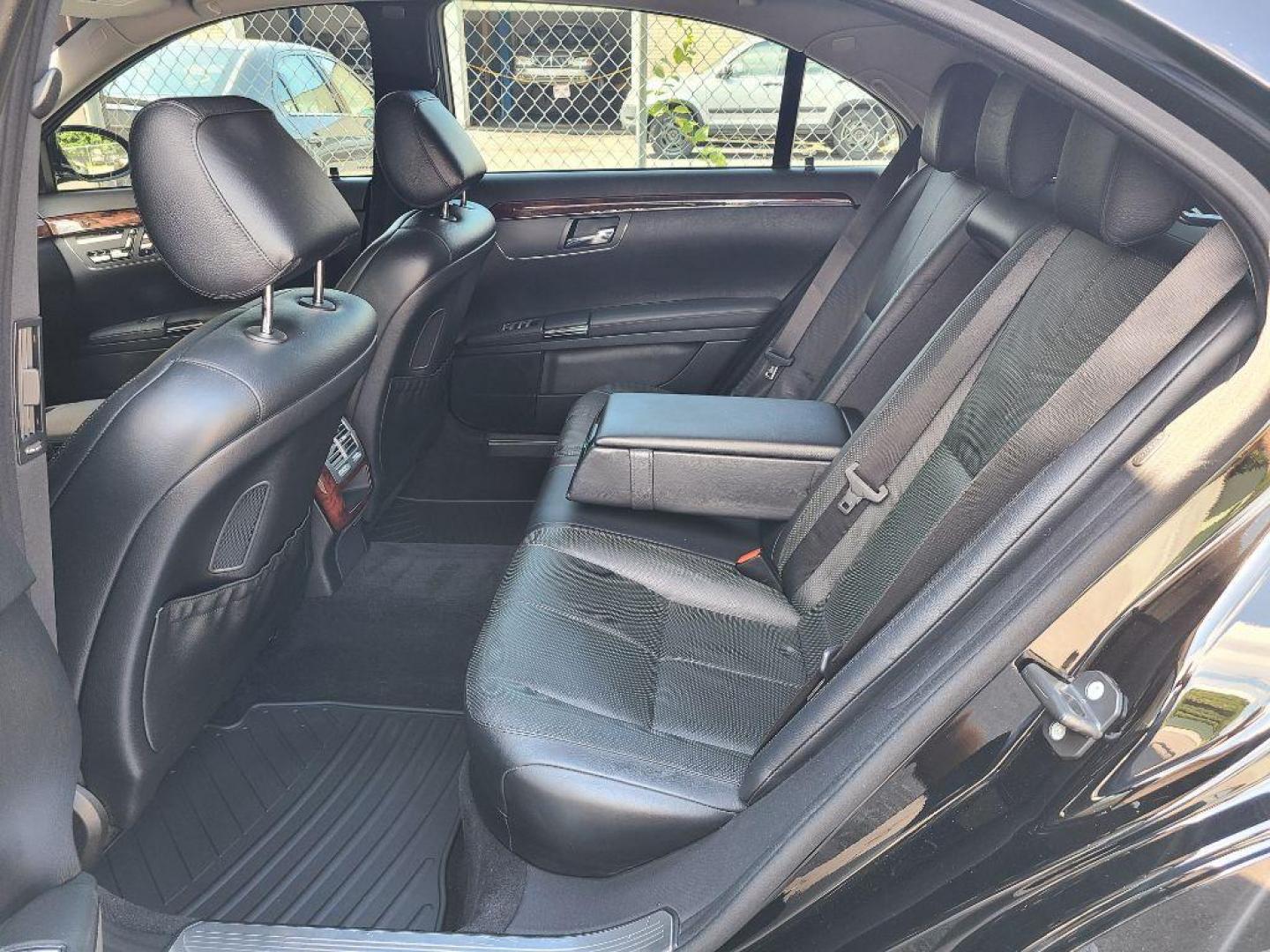 2007 BLACK MERCEDES-BENZ S-CLASS S550 (WDDNG71X67A) with an 5.5L engine, Automatic transmission, located at 117 North Cameron Street, Harrisburg, PA, 17101, (717) 963-8962, 40.267021, -76.875351 - WE FINANCE!!! Good Credit/ Bad Credit/ No Credit - ALL Trade-Ins Welcomed!!! ***Guaranteed Credit Approval*** APPLY ONLINE or CALL us TODAY ;) Internet Prices and Marketplace Prices are SPECIAL discounted ***CASH DEALS*** Retail Prices are higher. Please call us to discuss your cash and finan - Photo#12