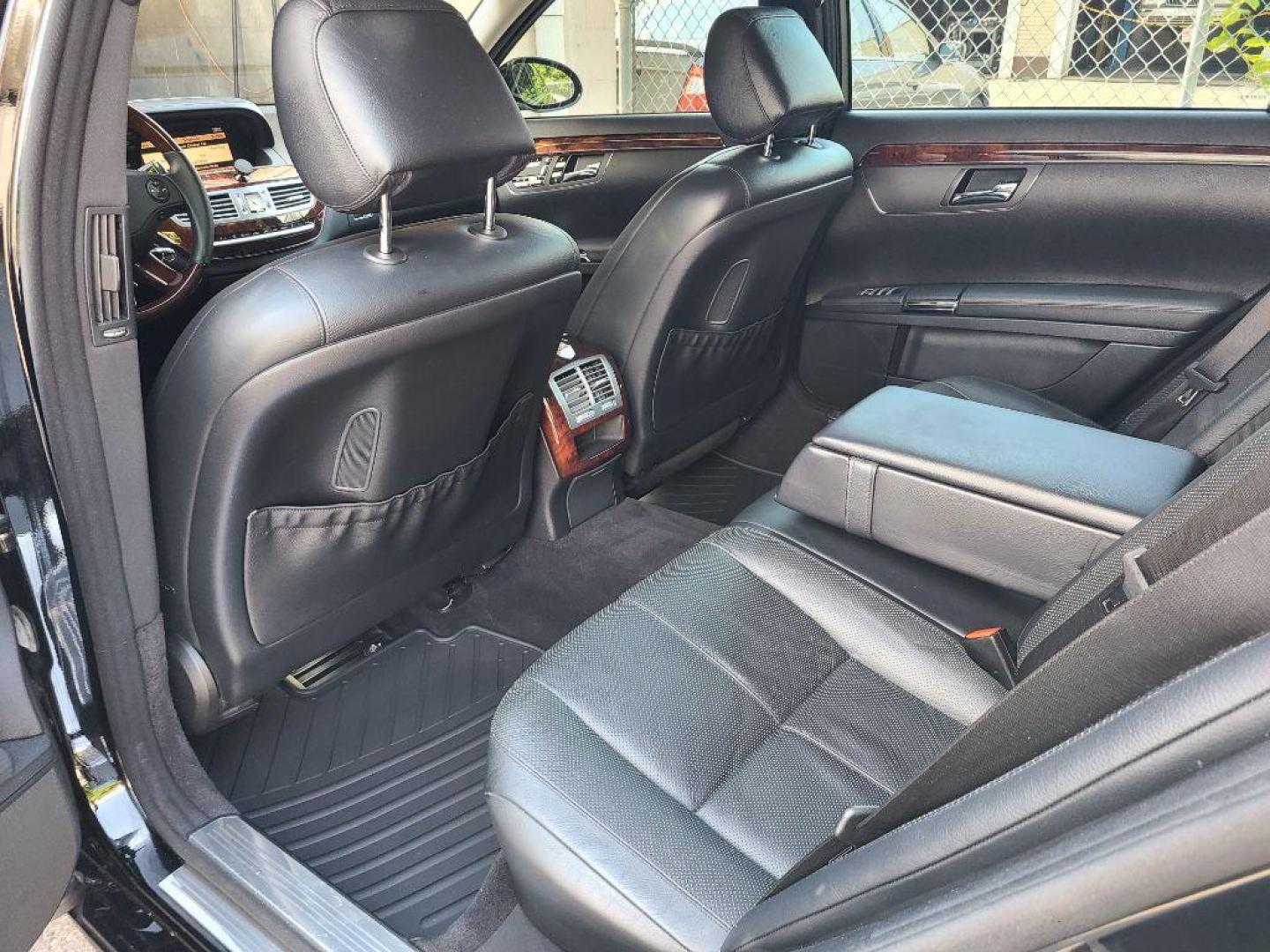 2007 BLACK MERCEDES-BENZ S-CLASS S550 (WDDNG71X67A) with an 5.5L engine, Automatic transmission, located at 117 North Cameron Street, Harrisburg, PA, 17101, (717) 963-8962, 40.267021, -76.875351 - WE FINANCE!!! Good Credit/ Bad Credit/ No Credit - ALL Trade-Ins Welcomed!!! ***Guaranteed Credit Approval*** APPLY ONLINE or CALL us TODAY ;) Internet Prices and Marketplace Prices are SPECIAL discounted ***CASH DEALS*** Retail Prices are higher. Please call us to discuss your cash and finan - Photo#13