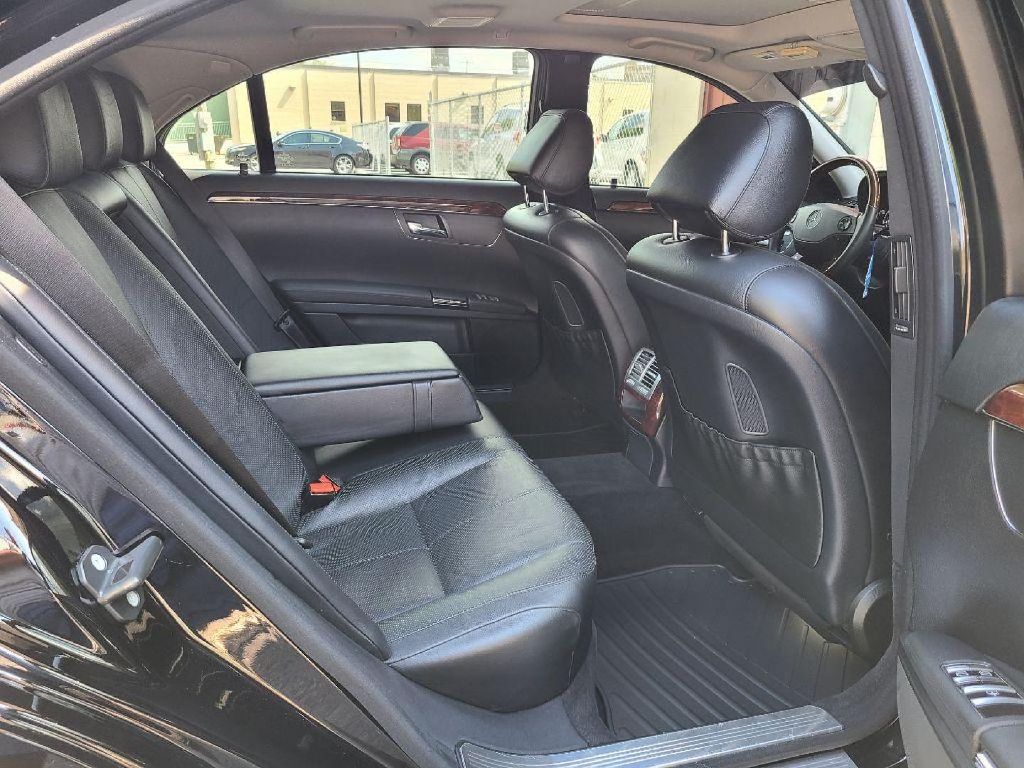 2007 BLACK MERCEDES-BENZ S-CLASS S550 (WDDNG71X67A) with an 5.5L engine, Automatic transmission, located at 117 North Cameron Street, Harrisburg, PA, 17101, (717) 963-8962, 40.267021, -76.875351 - WE FINANCE!!! Good Credit/ Bad Credit/ No Credit - ALL Trade-Ins Welcomed!!! ***Guaranteed Credit Approval*** APPLY ONLINE or CALL us TODAY ;) Internet Prices and Marketplace Prices are SPECIAL discounted ***CASH DEALS*** Retail Prices are higher. Please call us to discuss your cash and finan - Photo#15