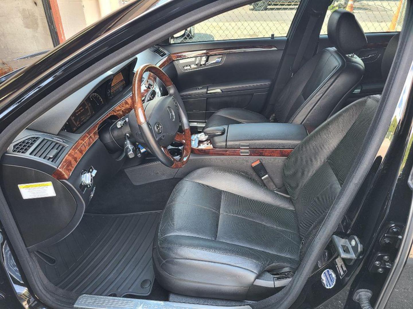 2007 BLACK MERCEDES-BENZ S-CLASS S550 (WDDNG71X67A) with an 5.5L engine, Automatic transmission, located at 117 North Cameron Street, Harrisburg, PA, 17101, (717) 963-8962, 40.267021, -76.875351 - WE FINANCE!!! Good Credit/ Bad Credit/ No Credit - ALL Trade-Ins Welcomed!!! ***Guaranteed Credit Approval*** APPLY ONLINE or CALL us TODAY ;) Internet Prices and Marketplace Prices are SPECIAL discounted ***CASH DEALS*** Retail Prices are higher. Please call us to discuss your cash and finan - Photo#16