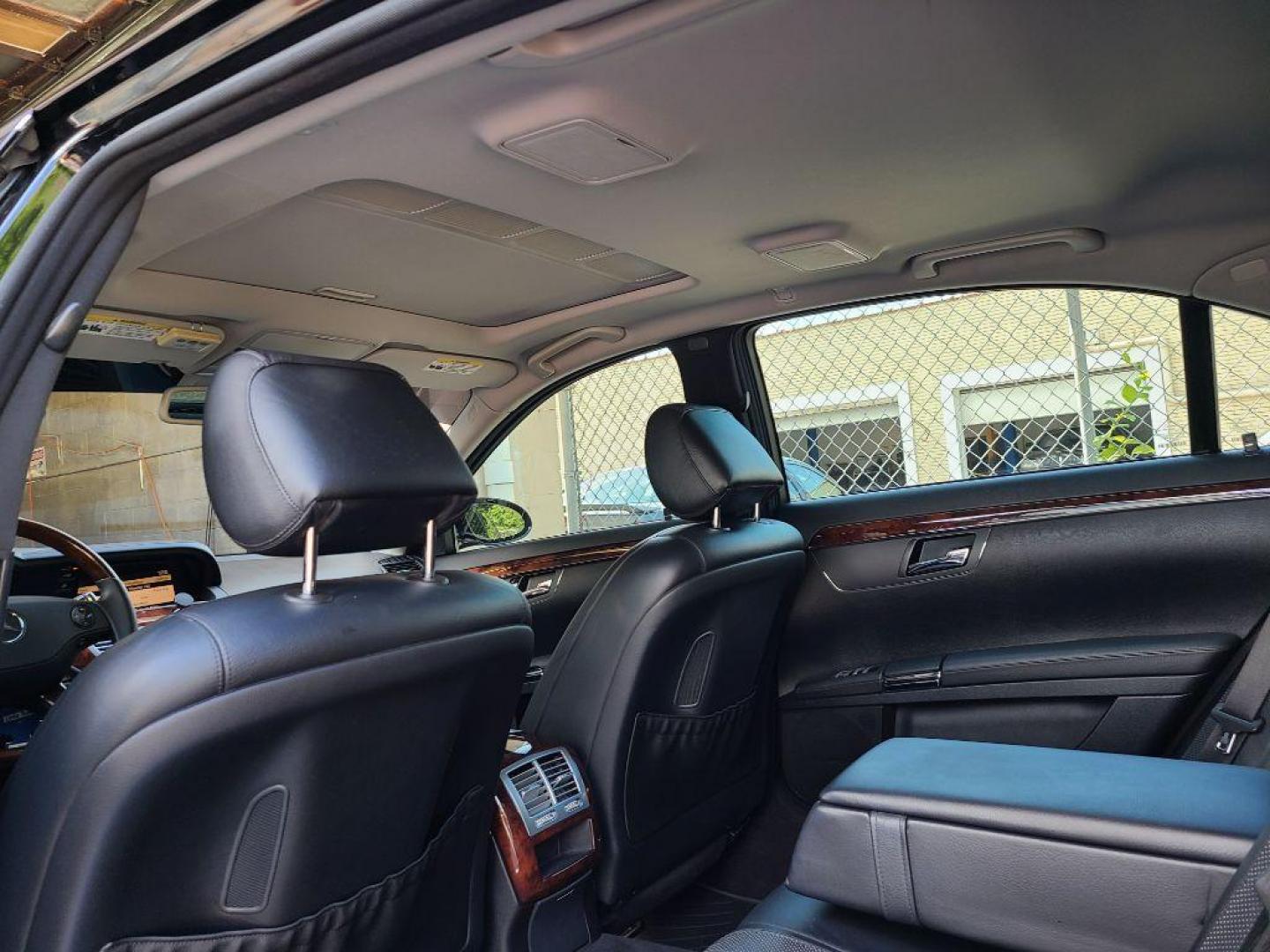 2007 BLACK MERCEDES-BENZ S-CLASS S550 (WDDNG71X67A) with an 5.5L engine, Automatic transmission, located at 117 North Cameron Street, Harrisburg, PA, 17101, (717) 963-8962, 40.267021, -76.875351 - WE FINANCE!!! Good Credit/ Bad Credit/ No Credit - ALL Trade-Ins Welcomed!!! ***Guaranteed Credit Approval*** APPLY ONLINE or CALL us TODAY ;) Internet Prices and Marketplace Prices are SPECIAL discounted ***CASH DEALS*** Retail Prices are higher. Please call us to discuss your cash and finan - Photo#2