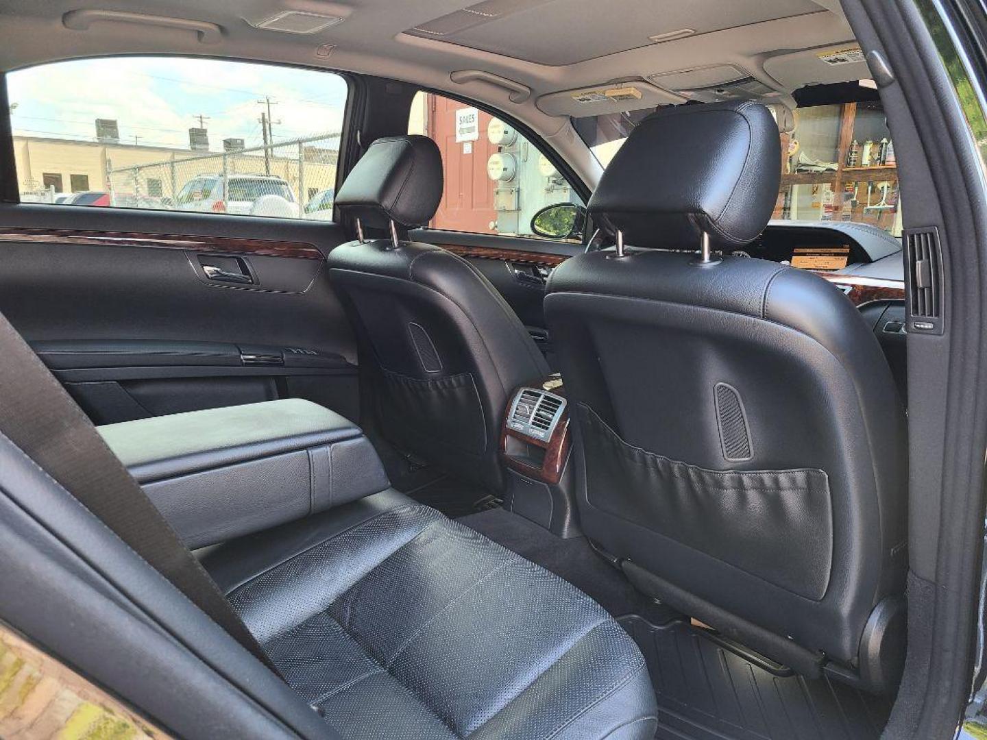 2007 BLACK MERCEDES-BENZ S-CLASS S550 (WDDNG71X67A) with an 5.5L engine, Automatic transmission, located at 117 North Cameron Street, Harrisburg, PA, 17101, (717) 963-8962, 40.267021, -76.875351 - WE FINANCE!!! Good Credit/ Bad Credit/ No Credit - ALL Trade-Ins Welcomed!!! ***Guaranteed Credit Approval*** APPLY ONLINE or CALL us TODAY ;) Internet Prices and Marketplace Prices are SPECIAL discounted ***CASH DEALS*** Retail Prices are higher. Please call us to discuss your cash and finan - Photo#4