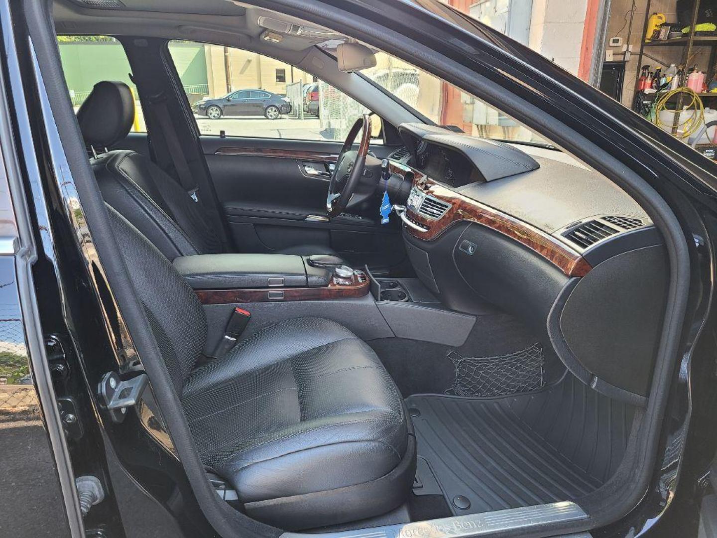 2007 BLACK MERCEDES-BENZ S-CLASS S550 (WDDNG71X67A) with an 5.5L engine, Automatic transmission, located at 117 North Cameron Street, Harrisburg, PA, 17101, (717) 963-8962, 40.267021, -76.875351 - WE FINANCE!!! Good Credit/ Bad Credit/ No Credit - ALL Trade-Ins Welcomed!!! ***Guaranteed Credit Approval*** APPLY ONLINE or CALL us TODAY ;) Internet Prices and Marketplace Prices are SPECIAL discounted ***CASH DEALS*** Retail Prices are higher. Please call us to discuss your cash and finan - Photo#6