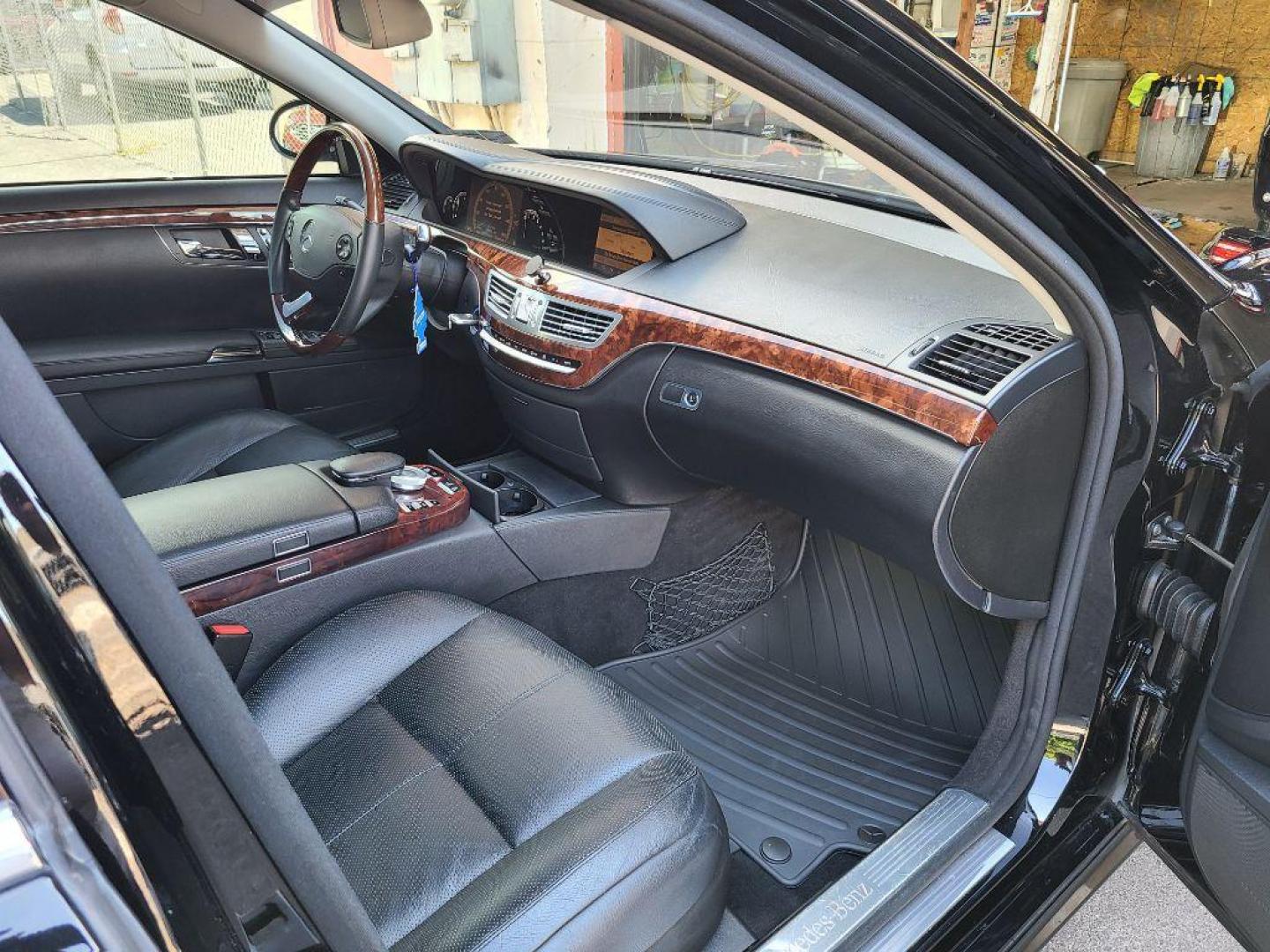 2007 BLACK MERCEDES-BENZ S-CLASS S550 (WDDNG71X67A) with an 5.5L engine, Automatic transmission, located at 117 North Cameron Street, Harrisburg, PA, 17101, (717) 963-8962, 40.267021, -76.875351 - WE FINANCE!!! Good Credit/ Bad Credit/ No Credit - ALL Trade-Ins Welcomed!!! ***Guaranteed Credit Approval*** APPLY ONLINE or CALL us TODAY ;) Internet Prices and Marketplace Prices are SPECIAL discounted ***CASH DEALS*** Retail Prices are higher. Please call us to discuss your cash and finan - Photo#7