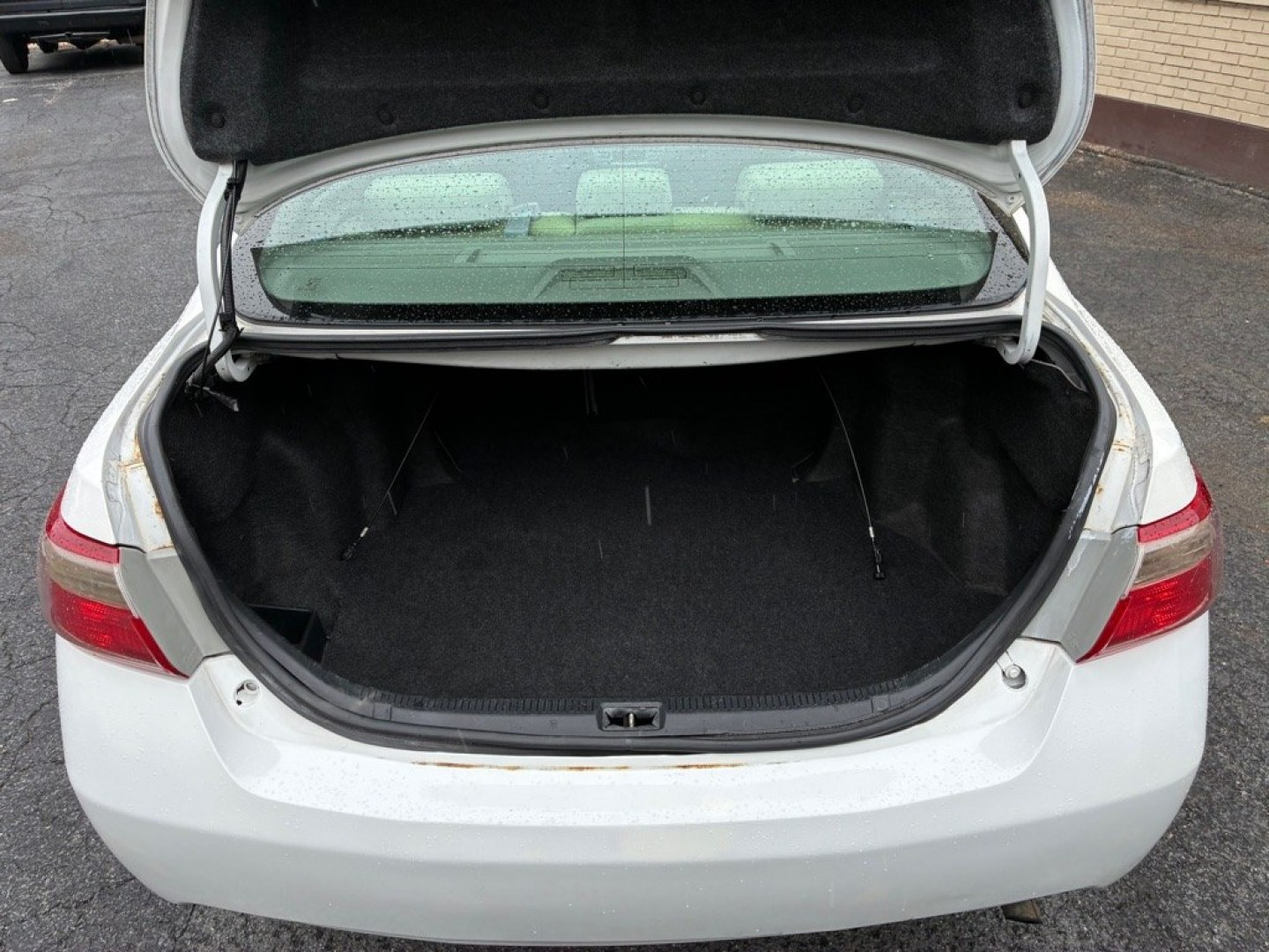 2007 WHITE TOYOTA CAMRY CE (4T1BE46K47U) with an 2.4L engine, Automatic transmission, located at 117 North Cameron Street, Harrisburg, PA, 17101, (717) 963-8962, 40.267021, -76.875351 - WE FINANCE!!! MOST vehicles are available for financing. Good Credit/ Challenged Credit/ No Credit - ALL Trade-Ins Welcomed!!! APPLY ONLINE or CALL us TODAY Please call us to discuss your cash and/or financing options. Thanks for checking our inventory! We're here to help.- Photo#10