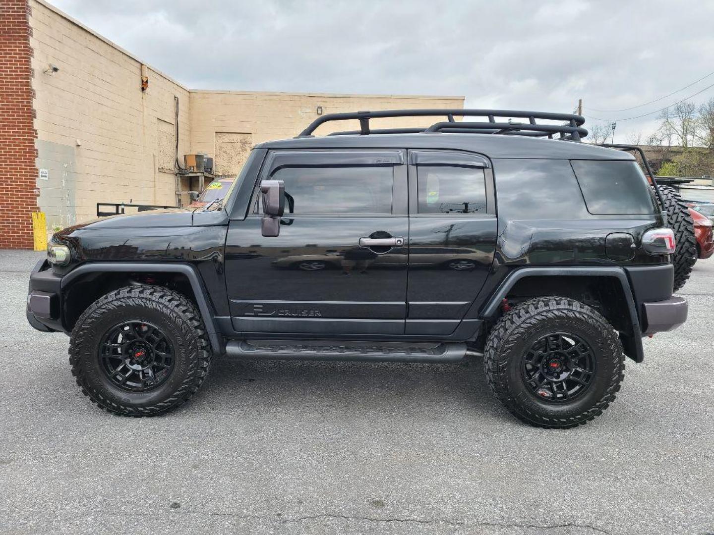 2007 BLACK TOYOTA FJ CRUISER UTILITY (JTEBU11F270) with an 4.0L engine, Automatic transmission, located at 117 North Cameron Street, Harrisburg, PA, 17101, (717) 963-8962, 40.267021, -76.875351 - Photo#1