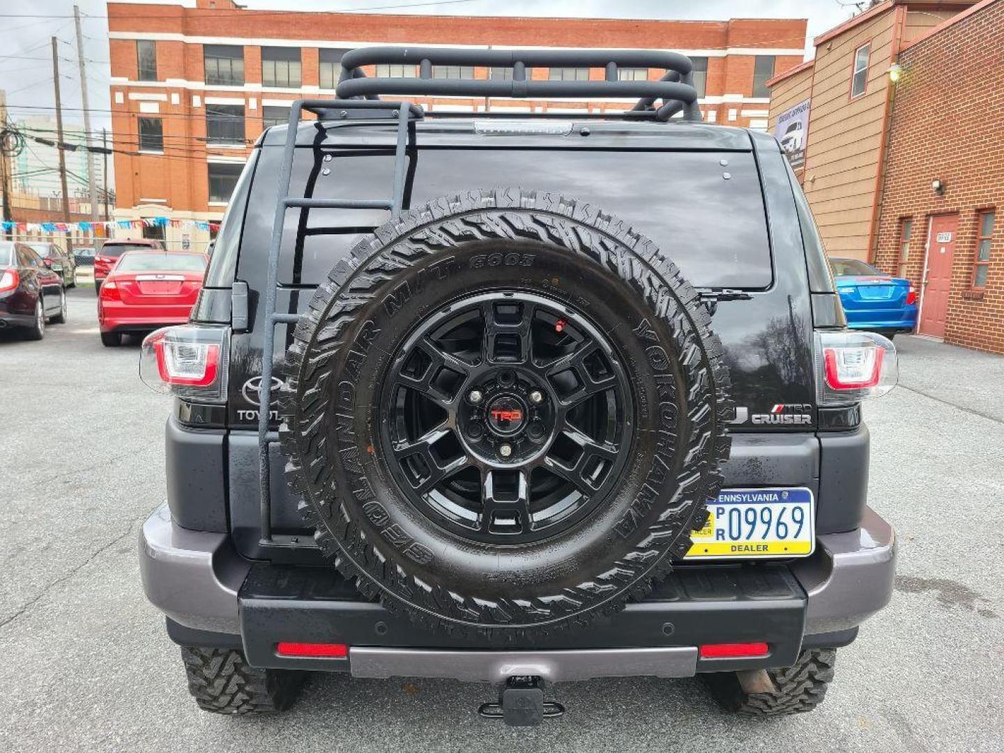 2007 BLACK TOYOTA FJ CRUISER UTILITY (JTEBU11F270) with an 4.0L engine, Automatic transmission, located at 117 North Cameron Street, Harrisburg, PA, 17101, (717) 963-8962, 40.267021, -76.875351 - Photo#3
