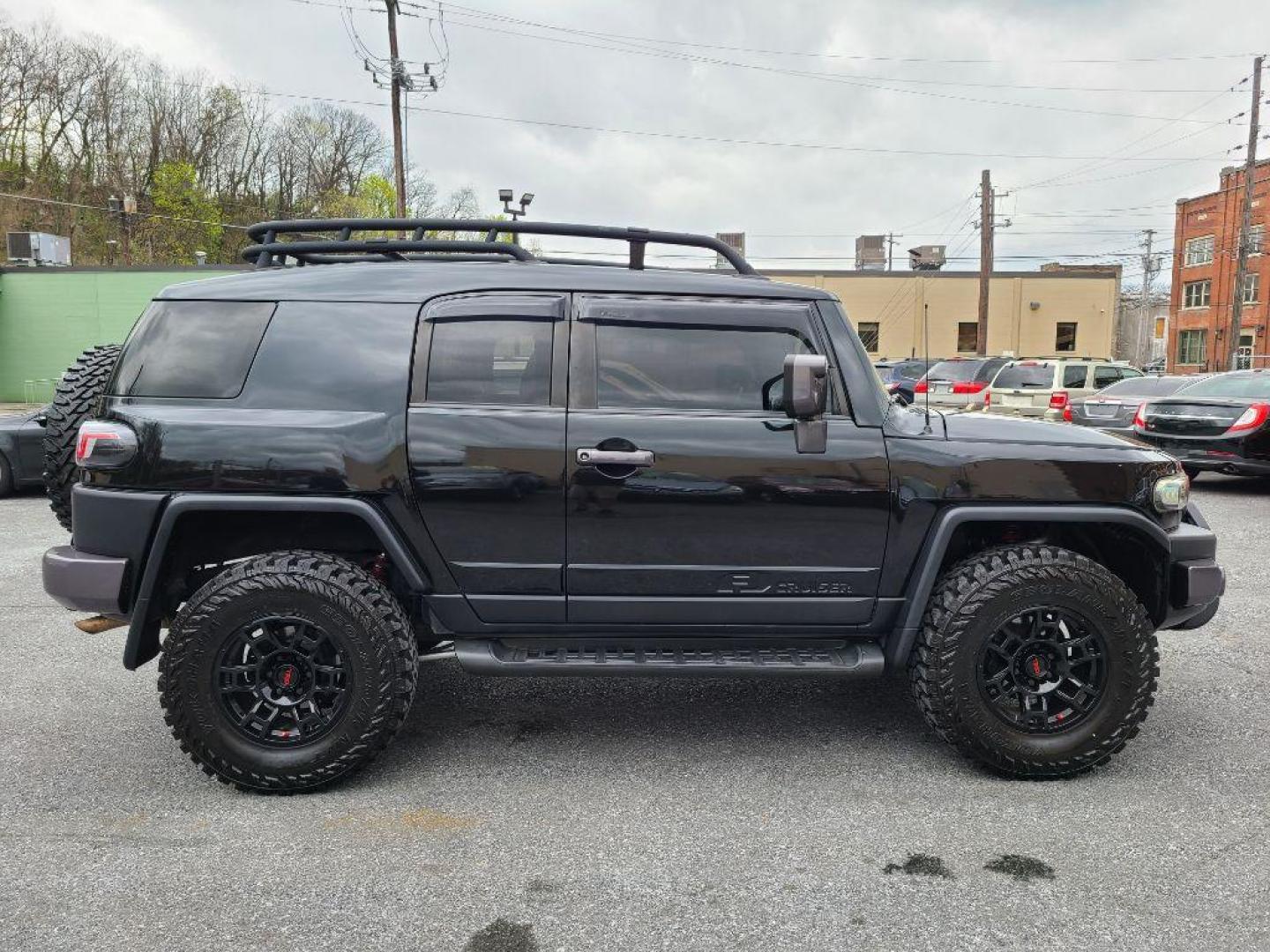 2007 BLACK TOYOTA FJ CRUISER UTILITY (JTEBU11F270) with an 4.0L engine, Automatic transmission, located at 117 North Cameron Street, Harrisburg, PA, 17101, (717) 963-8962, 40.267021, -76.875351 - Photo#5