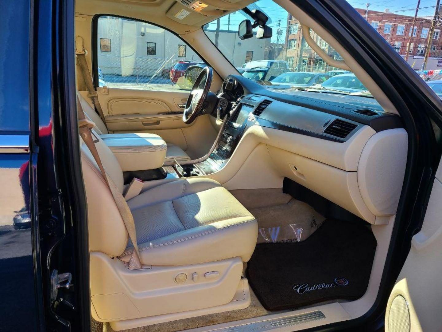 2008 BLUE CADILLAC ESCALADE ESV (1GYFK66848R) with an 6.2L engine, Automatic transmission, located at 117 North Cameron Street, Harrisburg, PA, 17101, (717) 963-8962, 40.267021, -76.875351 - WE FINANCE!!! Good Credit/ Bad Credit/ No Credit - ALL Trade-Ins Welcomed!!! ***Guaranteed Credit Approval*** APPLY ONLINE or CALL us TODAY ;) Internet Prices and Marketplace Prices are SPECIAL discounted ***CASH DEALS*** Retail Prices are higher. Please call us to discuss your cash and finan - Photo#11