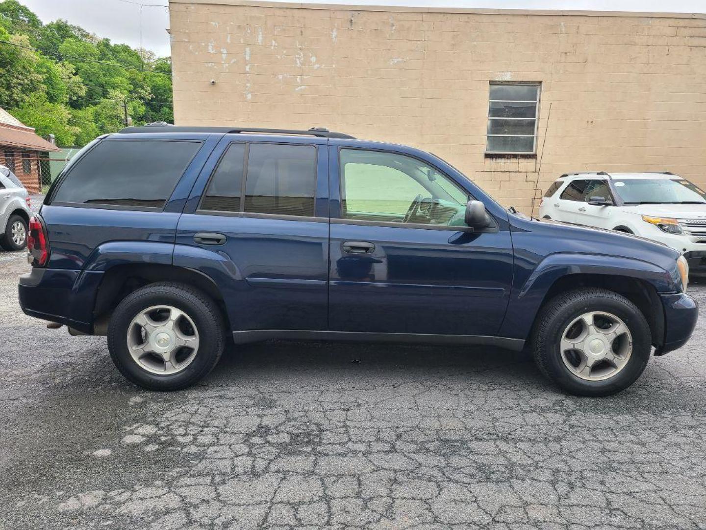 2008 BLUE CHEVROLET TRAILBLAZER LS (1GNDT13S782) with an 4.2L engine, Automatic transmission, located at 117 North Cameron Street, Harrisburg, PA, 17101, (717) 963-8962, 40.267021, -76.875351 - WE FINANCE!!! Good Credit/ Bad Credit/ No Credit - ALL Trade-Ins Welcomed!!! ***Guaranteed Credit Approval*** APPLY ONLINE or CALL us TODAY ;) Internet Prices and Marketplace Prices are SPECIAL discounted ***CASH DEALS*** Retail Prices are higher. Please call us to discuss your cash and finan - Photo#4