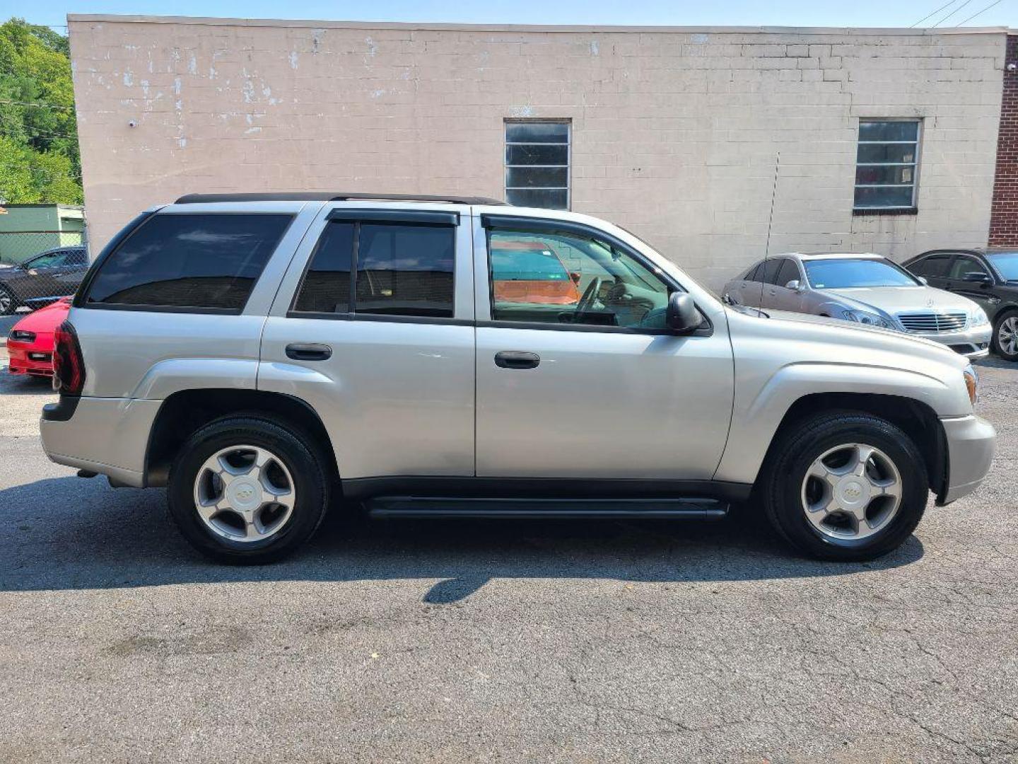 2008 SILVER CHEVROLET TRAILBLAZER LS (1GNDT13S982) with an 4.2L engine, Automatic transmission, located at 117 North Cameron Street, Harrisburg, PA, 17101, (717) 963-8962, 40.267021, -76.875351 - WE FINANCE!!! Good Credit/ Bad Credit/ No Credit - ALL Trade-Ins Welcomed!!! ***Guaranteed Credit Approval*** APPLY ONLINE or CALL us TODAY ;) Internet Prices and Marketplace Prices are SPECIAL discounted ***CASH DEALS*** Retail Prices are higher. Please call us to discuss your cash and finan - Photo#5