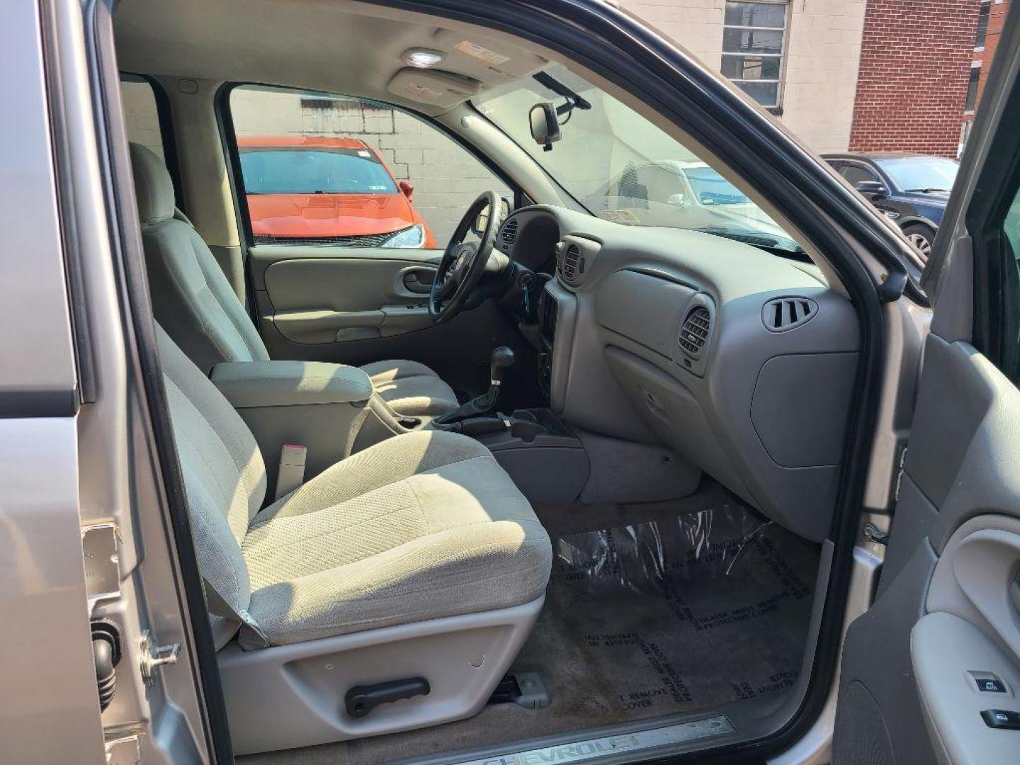 2008 SILVER CHEVROLET TRAILBLAZER LS (1GNDT13S982) with an 4.2L engine, Automatic transmission, located at 117 North Cameron Street, Harrisburg, PA, 17101, (717) 963-8962, 40.267021, -76.875351 - WE FINANCE!!! Good Credit/ Bad Credit/ No Credit - ALL Trade-Ins Welcomed!!! ***Guaranteed Credit Approval*** APPLY ONLINE or CALL us TODAY ;) Internet Prices and Marketplace Prices are SPECIAL discounted ***CASH DEALS*** Retail Prices are higher. Please call us to discuss your cash and finan - Photo#8