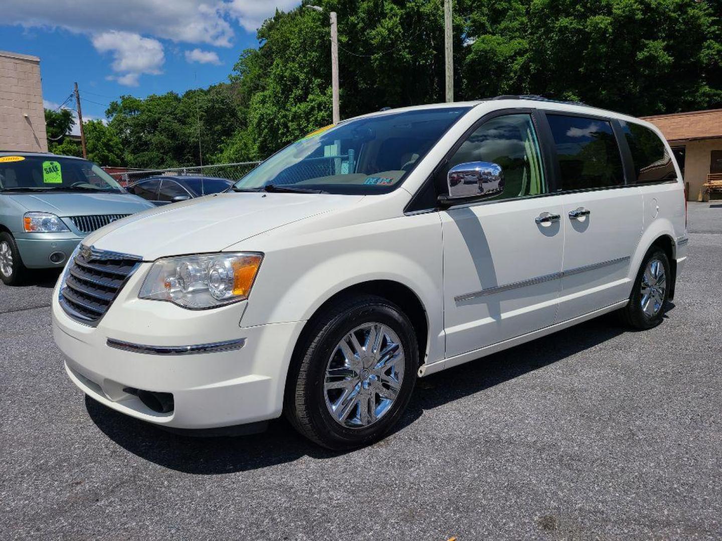 2008 WHITE CHRYSLER TOWN and COUNTRY LIMITED (2A8HR64X88R) with an 4.0L engine, Automatic transmission, located at 117 North Cameron Street, Harrisburg, PA, 17101, (717) 963-8962, 40.267021, -76.875351 - WE FINANCE!!! Good Credit/ Bad Credit/ No Credit - ALL Trade-Ins Welcomed!!! ***Guaranteed Credit Approval*** APPLY ONLINE or CALL us TODAY ;) Internet Prices and Marketplace Prices are SPECIAL discounted ***CASH DEALS*** Retail Prices are higher. Please call us to discuss your cash and finan - Photo#0