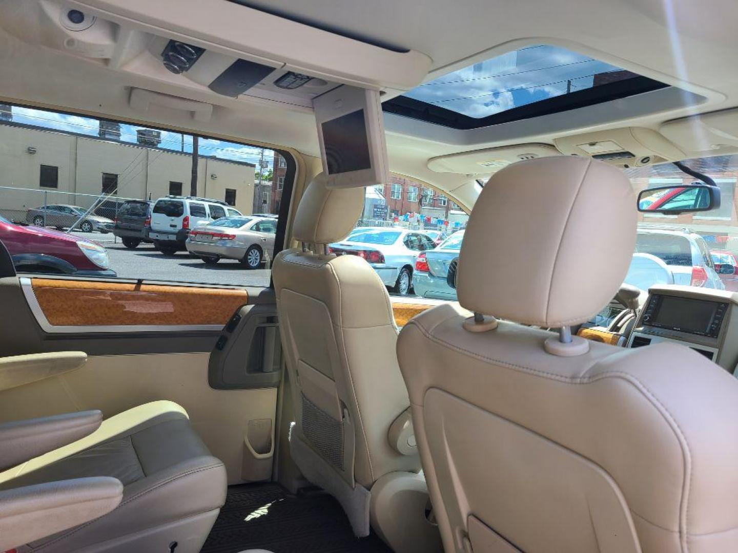 2008 WHITE CHRYSLER TOWN and COUNTRY LIMITED (2A8HR64X88R) with an 4.0L engine, Automatic transmission, located at 117 North Cameron Street, Harrisburg, PA, 17101, (717) 963-8962, 40.267021, -76.875351 - WE FINANCE!!! Good Credit/ Bad Credit/ No Credit - ALL Trade-Ins Welcomed!!! ***Guaranteed Credit Approval*** APPLY ONLINE or CALL us TODAY ;) Internet Prices and Marketplace Prices are SPECIAL discounted ***CASH DEALS*** Retail Prices are higher. Please call us to discuss your cash and finan - Photo#10