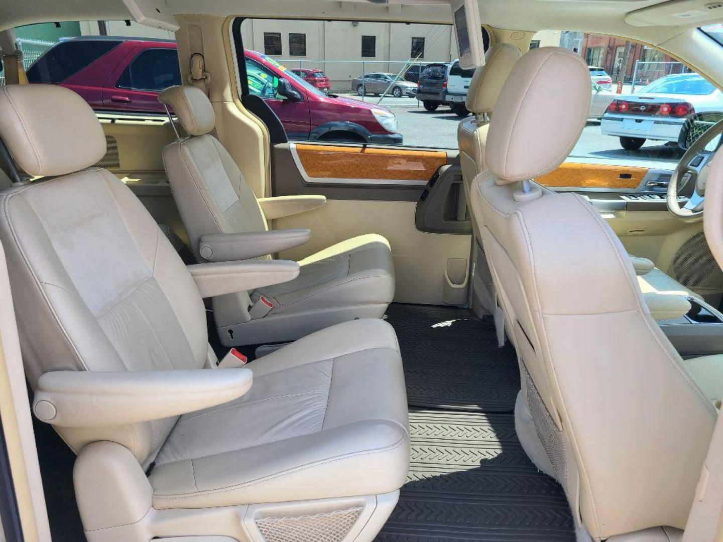 2008 WHITE CHRYSLER TOWN and COUNTRY LIMITED (2A8HR64X88R) with an 4.0L engine, Automatic transmission, located at 117 North Cameron Street, Harrisburg, PA, 17101, (717) 963-8962, 40.267021, -76.875351 - WE FINANCE!!! Good Credit/ Bad Credit/ No Credit - ALL Trade-Ins Welcomed!!! ***Guaranteed Credit Approval*** APPLY ONLINE or CALL us TODAY ;) Internet Prices and Marketplace Prices are SPECIAL discounted ***CASH DEALS*** Retail Prices are higher. Please call us to discuss your cash and finan - Photo#11