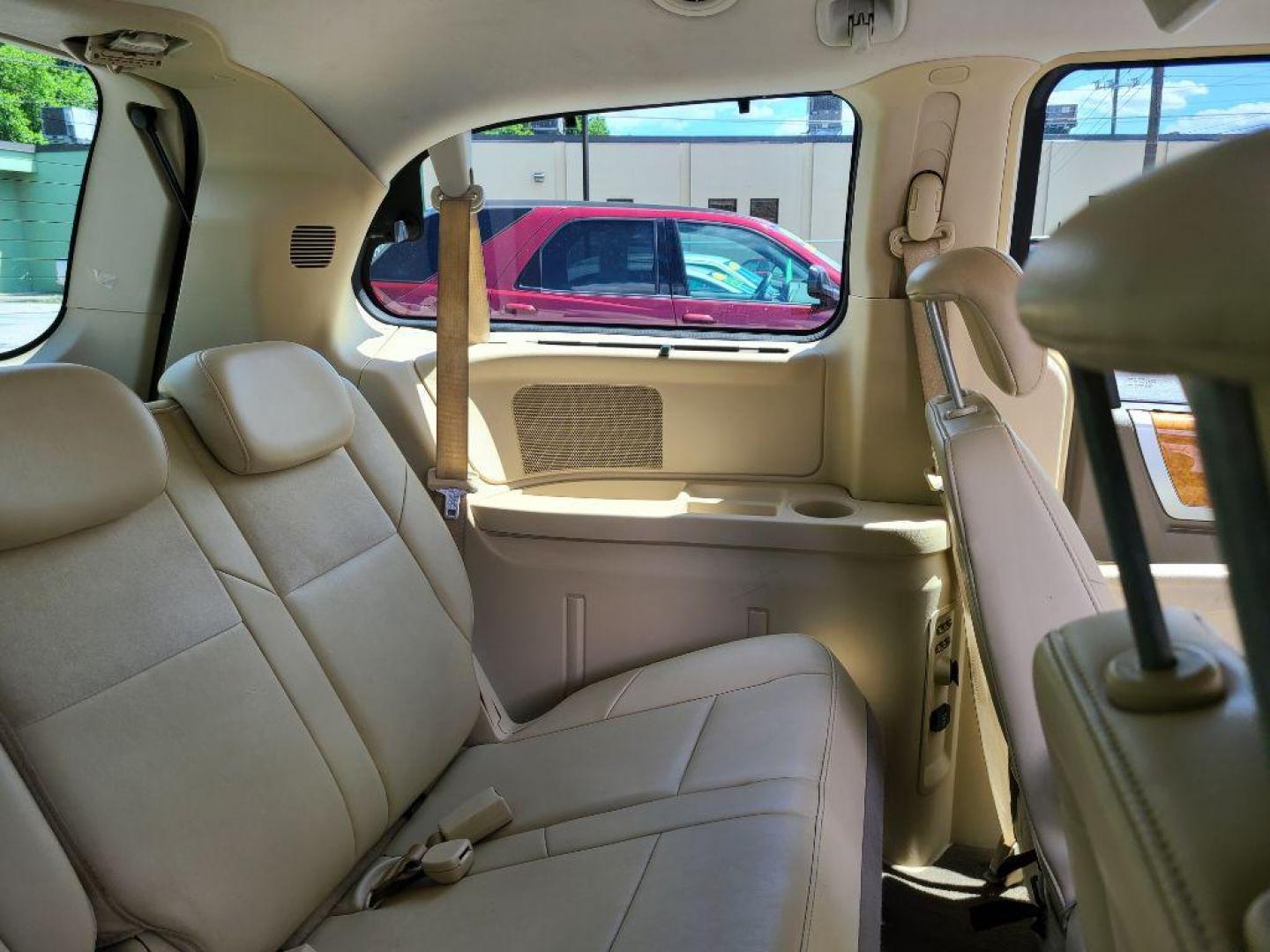 2008 WHITE CHRYSLER TOWN and COUNTRY LIMITED (2A8HR64X88R) with an 4.0L engine, Automatic transmission, located at 117 North Cameron Street, Harrisburg, PA, 17101, (717) 963-8962, 40.267021, -76.875351 - WE FINANCE!!! Good Credit/ Bad Credit/ No Credit - ALL Trade-Ins Welcomed!!! ***Guaranteed Credit Approval*** APPLY ONLINE or CALL us TODAY ;) Internet Prices and Marketplace Prices are SPECIAL discounted ***CASH DEALS*** Retail Prices are higher. Please call us to discuss your cash and finan - Photo#12