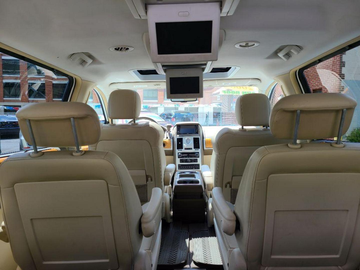 2008 WHITE CHRYSLER TOWN and COUNTRY LIMITED (2A8HR64X88R) with an 4.0L engine, Automatic transmission, located at 117 North Cameron Street, Harrisburg, PA, 17101, (717) 963-8962, 40.267021, -76.875351 - WE FINANCE!!! Good Credit/ Bad Credit/ No Credit - ALL Trade-Ins Welcomed!!! ***Guaranteed Credit Approval*** APPLY ONLINE or CALL us TODAY ;) Internet Prices and Marketplace Prices are SPECIAL discounted ***CASH DEALS*** Retail Prices are higher. Please call us to discuss your cash and finan - Photo#13