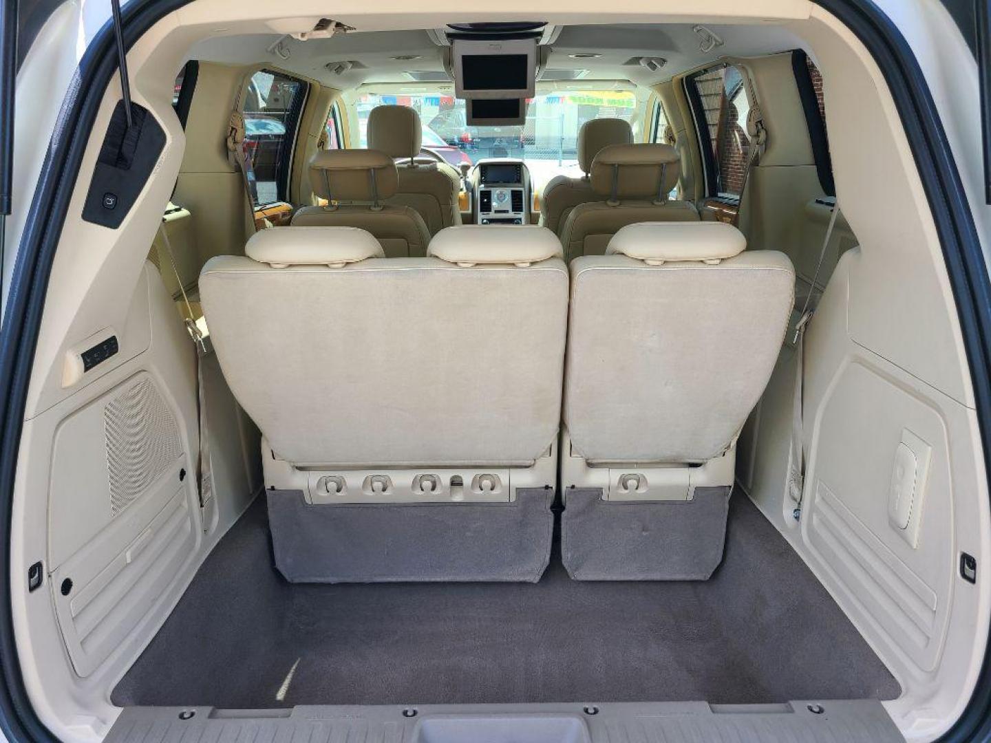 2008 WHITE CHRYSLER TOWN and COUNTRY LIMITED (2A8HR64X88R) with an 4.0L engine, Automatic transmission, located at 117 North Cameron Street, Harrisburg, PA, 17101, (717) 963-8962, 40.267021, -76.875351 - WE FINANCE!!! Good Credit/ Bad Credit/ No Credit - ALL Trade-Ins Welcomed!!! ***Guaranteed Credit Approval*** APPLY ONLINE or CALL us TODAY ;) Internet Prices and Marketplace Prices are SPECIAL discounted ***CASH DEALS*** Retail Prices are higher. Please call us to discuss your cash and finan - Photo#14