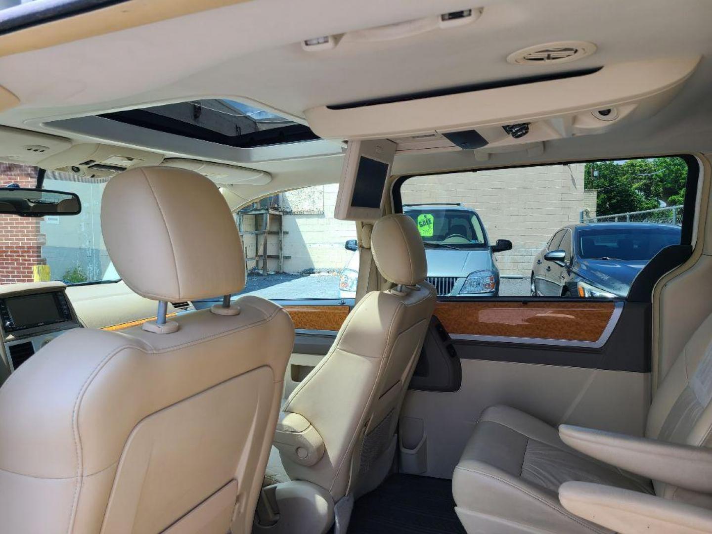 2008 WHITE CHRYSLER TOWN and COUNTRY LIMITED (2A8HR64X88R) with an 4.0L engine, Automatic transmission, located at 117 North Cameron Street, Harrisburg, PA, 17101, (717) 963-8962, 40.267021, -76.875351 - WE FINANCE!!! Good Credit/ Bad Credit/ No Credit - ALL Trade-Ins Welcomed!!! ***Guaranteed Credit Approval*** APPLY ONLINE or CALL us TODAY ;) Internet Prices and Marketplace Prices are SPECIAL discounted ***CASH DEALS*** Retail Prices are higher. Please call us to discuss your cash and finan - Photo#15