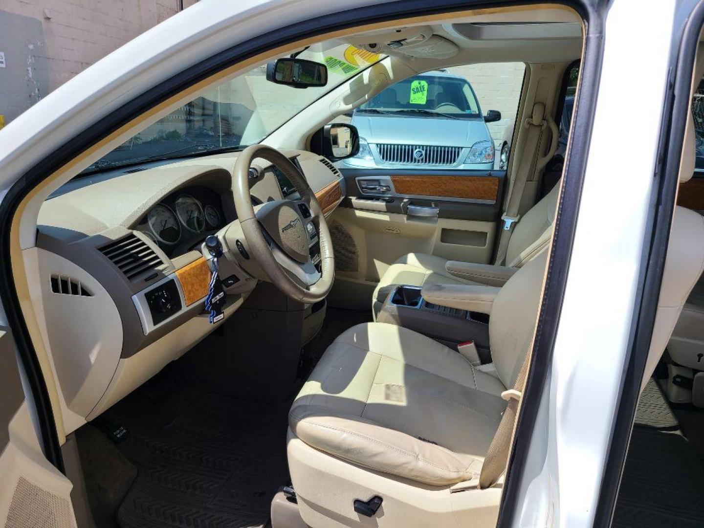 2008 WHITE CHRYSLER TOWN and COUNTRY LIMITED (2A8HR64X88R) with an 4.0L engine, Automatic transmission, located at 117 North Cameron Street, Harrisburg, PA, 17101, (717) 963-8962, 40.267021, -76.875351 - WE FINANCE!!! Good Credit/ Bad Credit/ No Credit - ALL Trade-Ins Welcomed!!! ***Guaranteed Credit Approval*** APPLY ONLINE or CALL us TODAY ;) Internet Prices and Marketplace Prices are SPECIAL discounted ***CASH DEALS*** Retail Prices are higher. Please call us to discuss your cash and finan - Photo#17