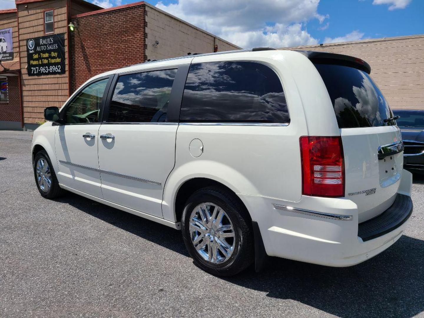 2008 WHITE CHRYSLER TOWN and COUNTRY LIMITED (2A8HR64X88R) with an 4.0L engine, Automatic transmission, located at 117 North Cameron Street, Harrisburg, PA, 17101, (717) 963-8962, 40.267021, -76.875351 - WE FINANCE!!! Good Credit/ Bad Credit/ No Credit - ALL Trade-Ins Welcomed!!! ***Guaranteed Credit Approval*** APPLY ONLINE or CALL us TODAY ;) Internet Prices and Marketplace Prices are SPECIAL discounted ***CASH DEALS*** Retail Prices are higher. Please call us to discuss your cash and finan - Photo#2