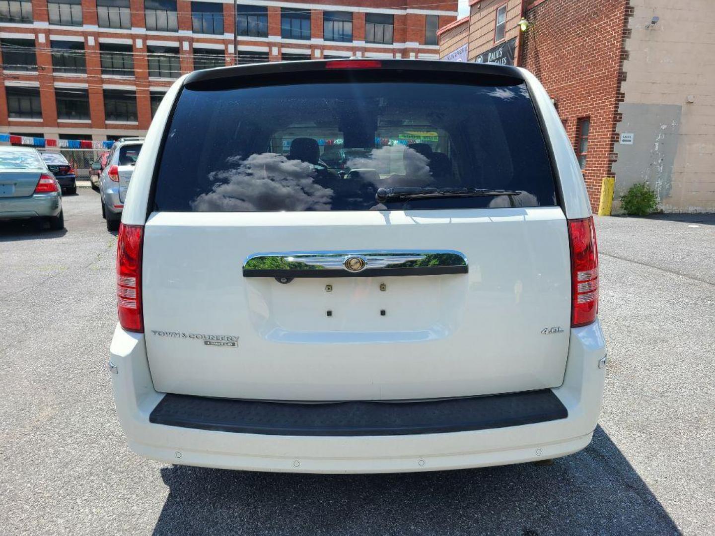 2008 WHITE CHRYSLER TOWN and COUNTRY LIMITED (2A8HR64X88R) with an 4.0L engine, Automatic transmission, located at 117 North Cameron Street, Harrisburg, PA, 17101, (717) 963-8962, 40.267021, -76.875351 - WE FINANCE!!! Good Credit/ Bad Credit/ No Credit - ALL Trade-Ins Welcomed!!! ***Guaranteed Credit Approval*** APPLY ONLINE or CALL us TODAY ;) Internet Prices and Marketplace Prices are SPECIAL discounted ***CASH DEALS*** Retail Prices are higher. Please call us to discuss your cash and finan - Photo#3