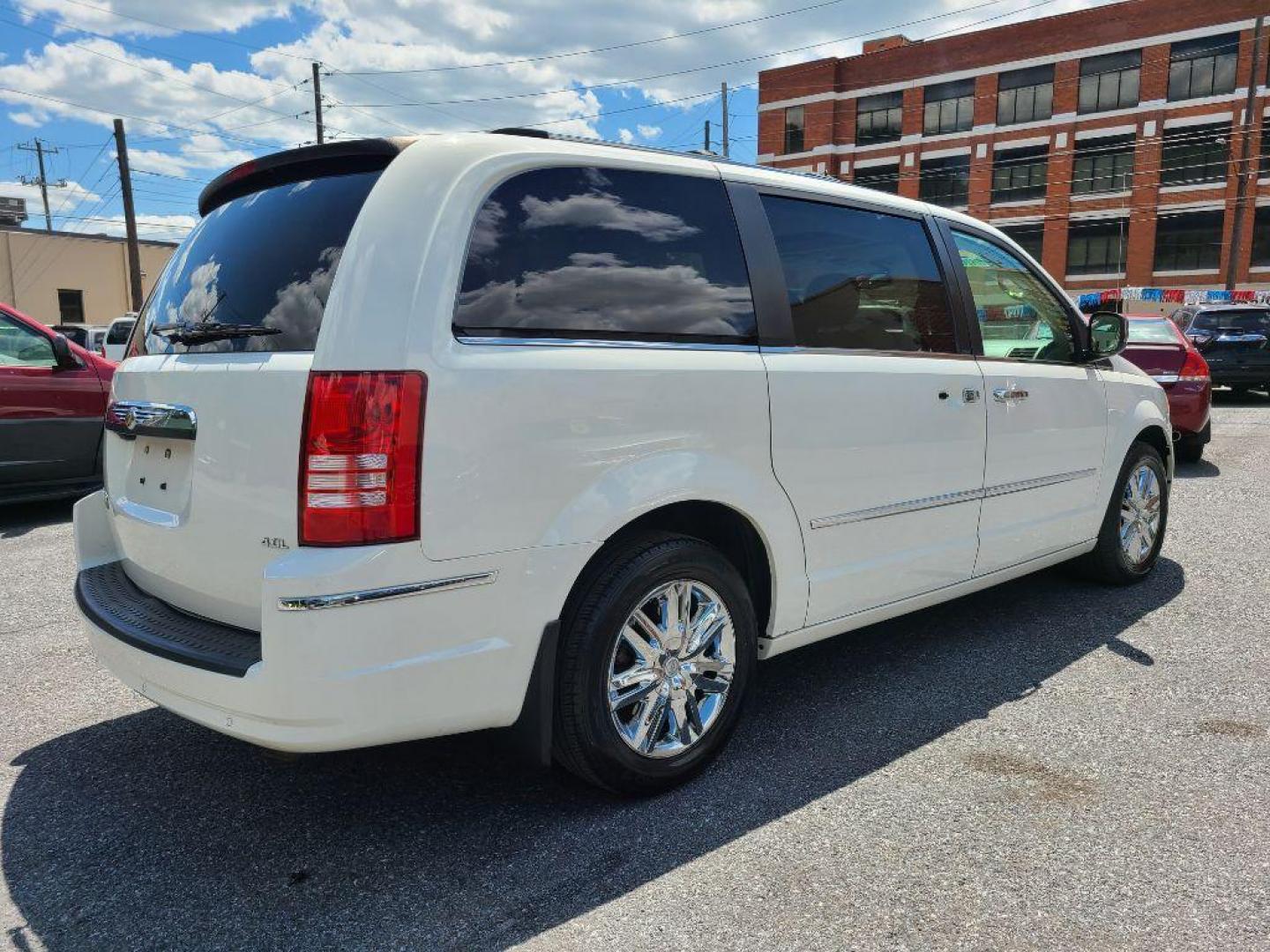 2008 WHITE CHRYSLER TOWN and COUNTRY LIMITED (2A8HR64X88R) with an 4.0L engine, Automatic transmission, located at 117 North Cameron Street, Harrisburg, PA, 17101, (717) 963-8962, 40.267021, -76.875351 - WE FINANCE!!! Good Credit/ Bad Credit/ No Credit - ALL Trade-Ins Welcomed!!! ***Guaranteed Credit Approval*** APPLY ONLINE or CALL us TODAY ;) Internet Prices and Marketplace Prices are SPECIAL discounted ***CASH DEALS*** Retail Prices are higher. Please call us to discuss your cash and finan - Photo#4
