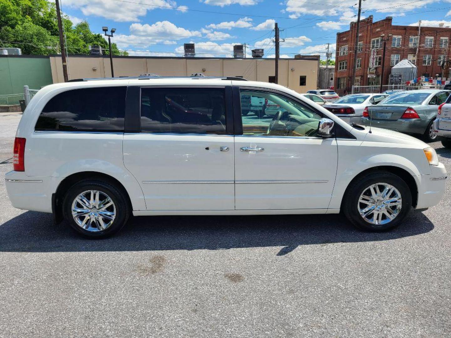 2008 WHITE CHRYSLER TOWN and COUNTRY LIMITED (2A8HR64X88R) with an 4.0L engine, Automatic transmission, located at 117 North Cameron Street, Harrisburg, PA, 17101, (717) 963-8962, 40.267021, -76.875351 - WE FINANCE!!! Good Credit/ Bad Credit/ No Credit - ALL Trade-Ins Welcomed!!! ***Guaranteed Credit Approval*** APPLY ONLINE or CALL us TODAY ;) Internet Prices and Marketplace Prices are SPECIAL discounted ***CASH DEALS*** Retail Prices are higher. Please call us to discuss your cash and finan - Photo#5