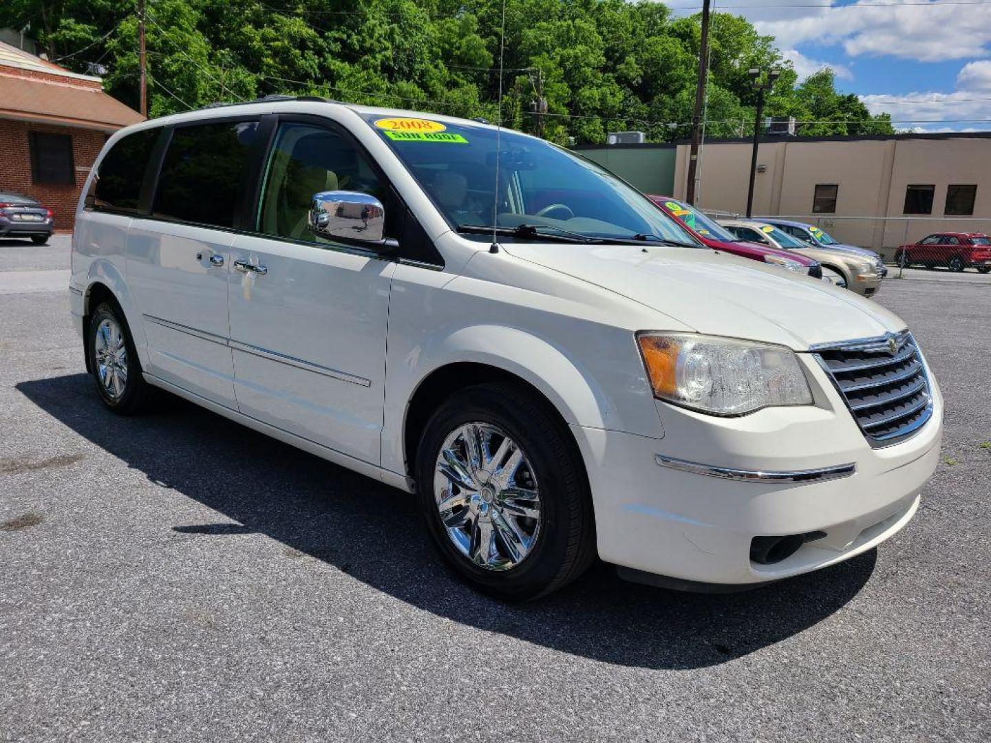 2008 WHITE CHRYSLER TOWN and COUNTRY LIMITED (2A8HR64X88R) with an 4.0L engine, Automatic transmission, located at 117 North Cameron Street, Harrisburg, PA, 17101, (717) 963-8962, 40.267021, -76.875351 - WE FINANCE!!! Good Credit/ Bad Credit/ No Credit - ALL Trade-Ins Welcomed!!! ***Guaranteed Credit Approval*** APPLY ONLINE or CALL us TODAY ;) Internet Prices and Marketplace Prices are SPECIAL discounted ***CASH DEALS*** Retail Prices are higher. Please call us to discuss your cash and finan - Photo#6
