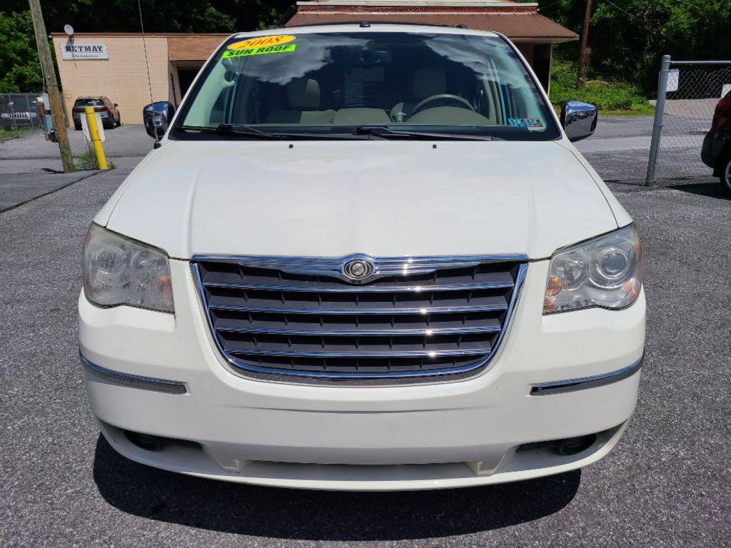 2008 WHITE CHRYSLER TOWN and COUNTRY LIMITED (2A8HR64X88R) with an 4.0L engine, Automatic transmission, located at 117 North Cameron Street, Harrisburg, PA, 17101, (717) 963-8962, 40.267021, -76.875351 - WE FINANCE!!! Good Credit/ Bad Credit/ No Credit - ALL Trade-Ins Welcomed!!! ***Guaranteed Credit Approval*** APPLY ONLINE or CALL us TODAY ;) Internet Prices and Marketplace Prices are SPECIAL discounted ***CASH DEALS*** Retail Prices are higher. Please call us to discuss your cash and finan - Photo#7