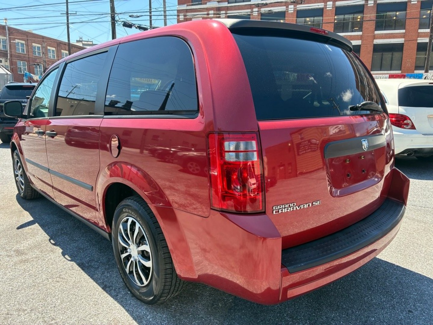 2008 RED DODGE GRAND CARAVAN SE (1D8HN44HX8B) with an 3.3L engine, Automatic transmission, located at 117 North Cameron Street, Harrisburg, PA, 17101, (717) 963-8962, 40.267021, -76.875351 - WE FINANCE!!! MOST vehicles are available for financing. Good Credit/ Challenged Credit/ No Credit - ALL Trade-Ins Welcomed!!! APPLY ONLINE or CALL us TODAY Please call us to discuss your cash and/or financing options. Thanks for checking our inventory! We're here to help.- Photo#3