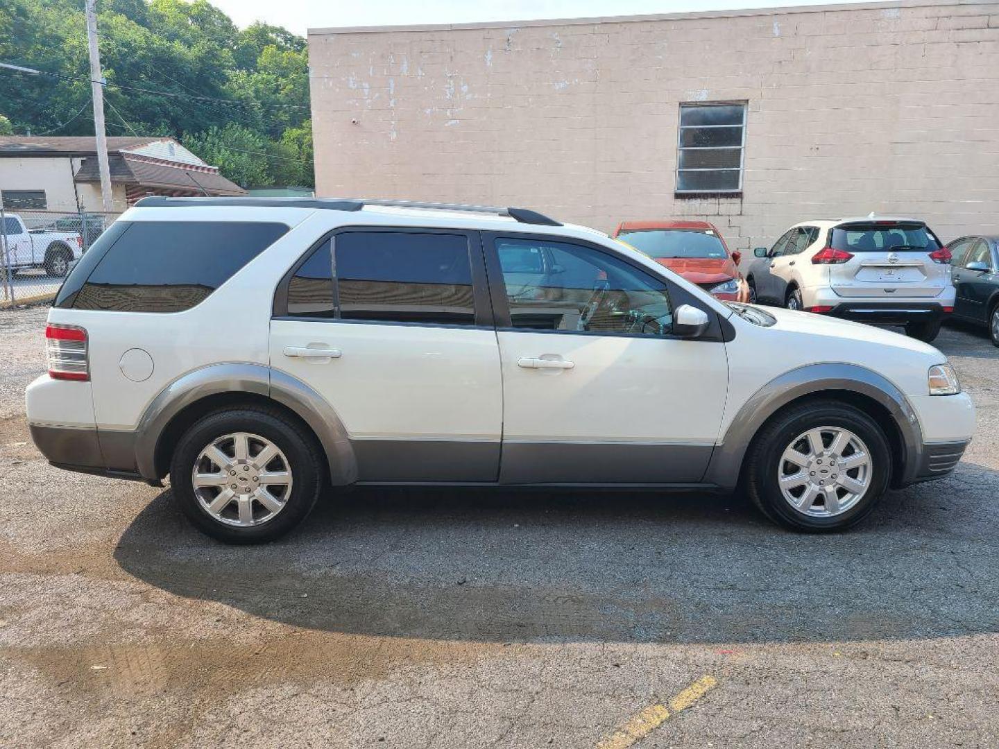 2008 WHITE FORD TAURUS X SEL (1FMDK05W08G) with an 3.5L engine, Automatic transmission, located at 117 North Cameron Street, Harrisburg, PA, 17101, (717) 963-8962, 40.267021, -76.875351 - WE FINANCE!!! Good Credit/ Bad Credit/ No Credit - ALL Trade-Ins Welcomed!!! ***Guaranteed Credit Approval*** APPLY ONLINE or CALL us TODAY ;) Internet Prices and Marketplace Prices are SPECIAL discounted ***CASH DEALS*** Retail Prices are higher. Please call us to discuss your cash and finan - Photo#5