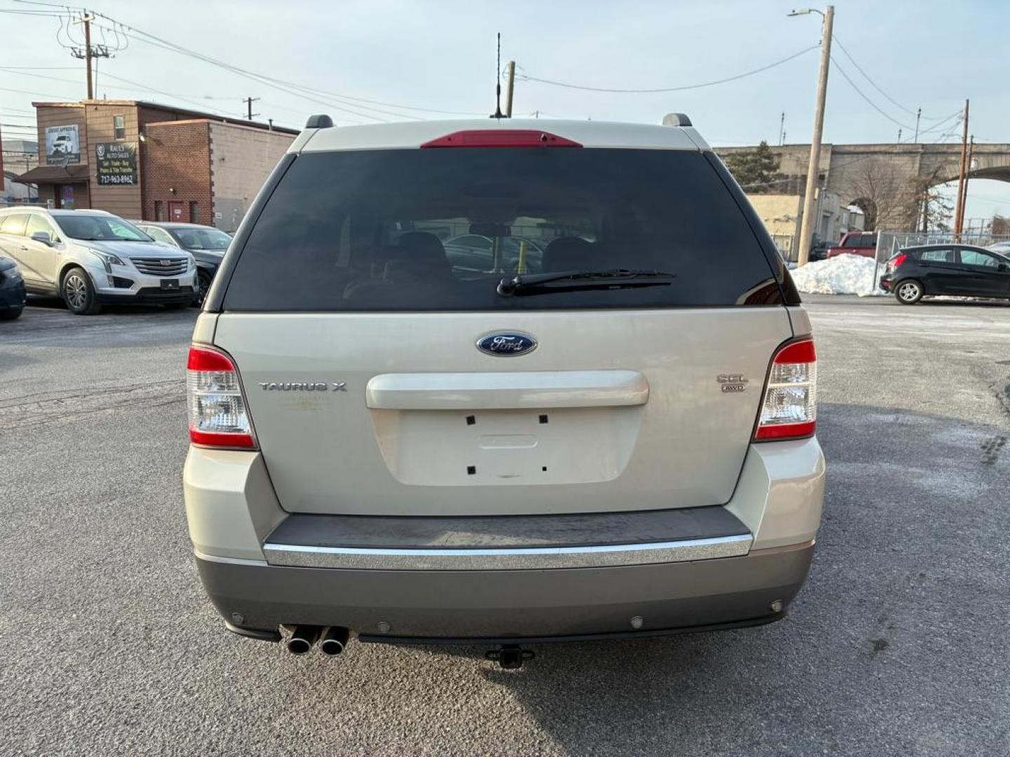 2008 GRAY FORD TAURUS X SEL (1FMDK05W38G) with an 3.5L engine, Automatic transmission, located at 117 North Cameron Street, Harrisburg, PA, 17101, (717) 963-8962, 40.267021, -76.875351 - WE FINANCE!!! Good Credit/ Challenged Credit/ No Credit - ALL Trade-Ins Welcomed!!! APPLY ONLINE or CALL us TODAY ;) Please call us to discuss your cash and/or financing options. - Photo#3
