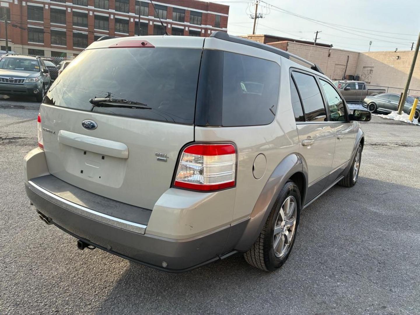 2008 GRAY FORD TAURUS X SEL (1FMDK05W38G) with an 3.5L engine, Automatic transmission, located at 117 North Cameron Street, Harrisburg, PA, 17101, (717) 963-8962, 40.267021, -76.875351 - WE FINANCE!!! Good Credit/ Challenged Credit/ No Credit - ALL Trade-Ins Welcomed!!! APPLY ONLINE or CALL us TODAY ;) Please call us to discuss your cash and/or financing options. - Photo#4