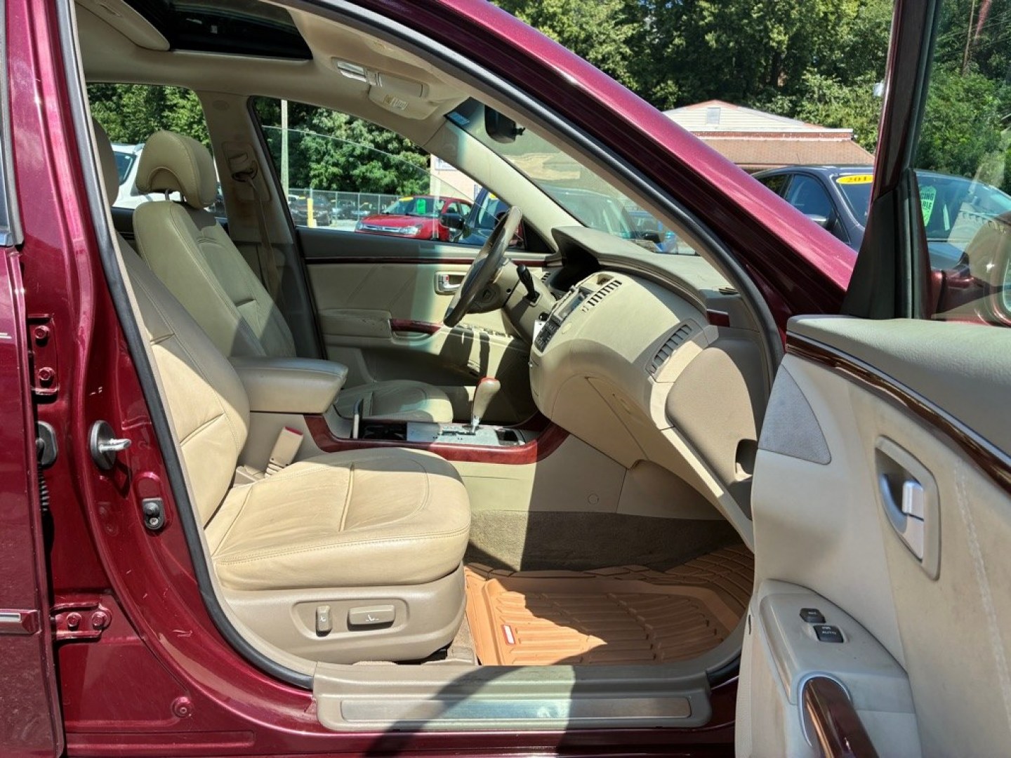 2008 RED HYUNDAI AZERA SE (KMHFC46FX8A) with an 3.8L engine, Automatic transmission, located at 117 North Cameron Street, Harrisburg, PA, 17101, (717) 963-8962, 40.267021, -76.875351 - This is a CASH deal only. WE FINANCE!!! MOST vehicles are available for financing. Good Credit/ Challenged Credit/ No Credit - ALL Trade-Ins Welcomed!!! APPLY ONLINE or CALL us TODAY Please call us to discuss your cash and/or financing options. Thanks for checking our inventory! We- Photo#8