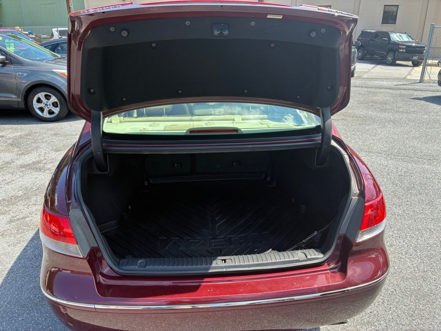 2008 RED HYUNDAI AZERA SE (KMHFC46FX8A) with an 3.8L engine, Automatic transmission, located at 117 North Cameron Street, Harrisburg, PA, 17101, (717) 963-8962, 40.267021, -76.875351 - This is a CASH deal only. WE FINANCE!!! MOST vehicles are available for financing. Good Credit/ Challenged Credit/ No Credit - ALL Trade-Ins Welcomed!!! APPLY ONLINE or CALL us TODAY Please call us to discuss your cash and/or financing options. Thanks for checking our inventory! We- Photo#10