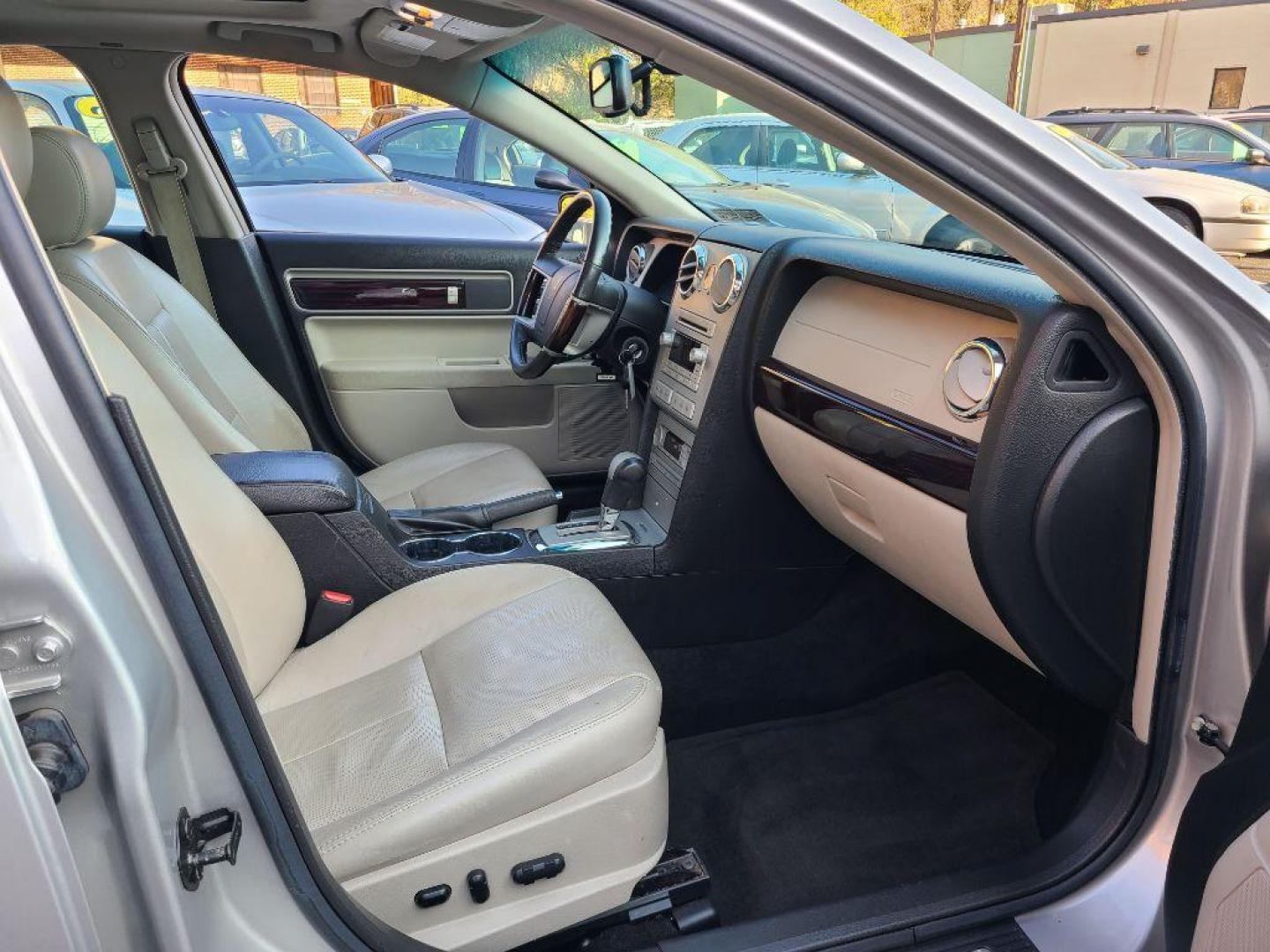 2008 SILVER LINCOLN MKZ SEDAN (3LNHM26TX8R) with an 3.5L engine, Automatic transmission, located at 117 North Cameron Street, Harrisburg, PA, 17101, (717) 963-8962, 40.267021, -76.875351 - WE FINANCE!!! Good Credit/ Bad Credit/ No Credit - ALL Trade-Ins Welcomed!!! ***Guaranteed Credit Approval*** APPLY ONLINE or CALL us TODAY ;) Internet Prices and Marketplace Prices are SPECIAL discounted ***CASH DEALS*** Retail Prices are higher. Please call us to discuss your cash and finan - Photo#9