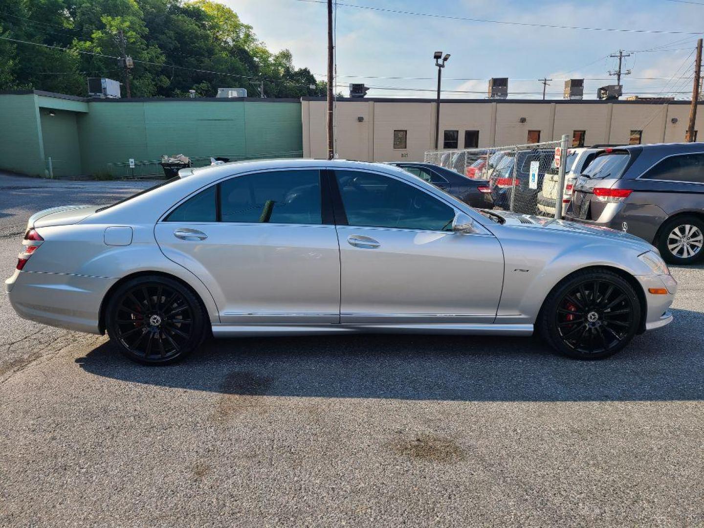 2008 SILVER MERCEDES-BENZ S-CLASS S550 4MATIC (WDDNG86X58A) with an 5.5L engine, Automatic transmission, located at 7981 Paxton Street, Harrisburg, PA, 17111, (717) 561-2926, 40.261490, -76.749229 - WE FINANCE!!! Good Credit/ Bad Credit/ No Credit - ALL Trade-Ins Welcomed!!! ***Guaranteed Credit Approval*** APPLY ONLINE or CALL us TODAY ;) Internet Prices and Marketplace Prices are SPECIAL discounted ***CASH DEALS*** Retail Prices are higher. Please call us to discuss your cash and finan - Photo#5
