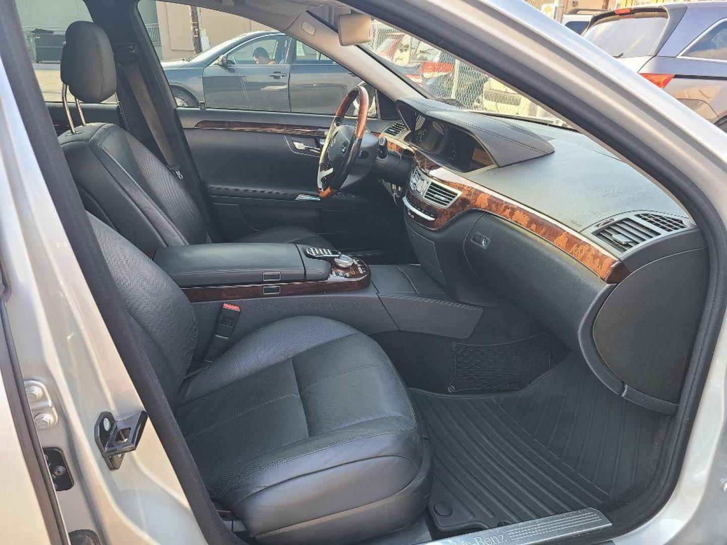 2008 SILVER MERCEDES-BENZ S-CLASS S550 4MATIC (WDDNG86X58A) with an 5.5L engine, Automatic transmission, located at 7981 Paxton Street, Harrisburg, PA, 17111, (717) 561-2926, 40.261490, -76.749229 - WE FINANCE!!! Good Credit/ Bad Credit/ No Credit - ALL Trade-Ins Welcomed!!! ***Guaranteed Credit Approval*** APPLY ONLINE or CALL us TODAY ;) Internet Prices and Marketplace Prices are SPECIAL discounted ***CASH DEALS*** Retail Prices are higher. Please call us to discuss your cash and finan - Photo#10