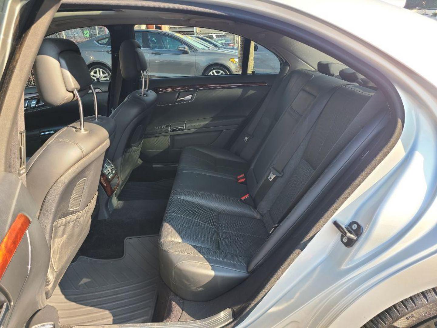 2008 SILVER MERCEDES-BENZ S-CLASS S550 4MATIC (WDDNG86X58A) with an 5.5L engine, Automatic transmission, located at 7981 Paxton Street, Harrisburg, PA, 17111, (717) 561-2926, 40.261490, -76.749229 - WE FINANCE!!! Good Credit/ Bad Credit/ No Credit - ALL Trade-Ins Welcomed!!! ***Guaranteed Credit Approval*** APPLY ONLINE or CALL us TODAY ;) Internet Prices and Marketplace Prices are SPECIAL discounted ***CASH DEALS*** Retail Prices are higher. Please call us to discuss your cash and finan - Photo#13