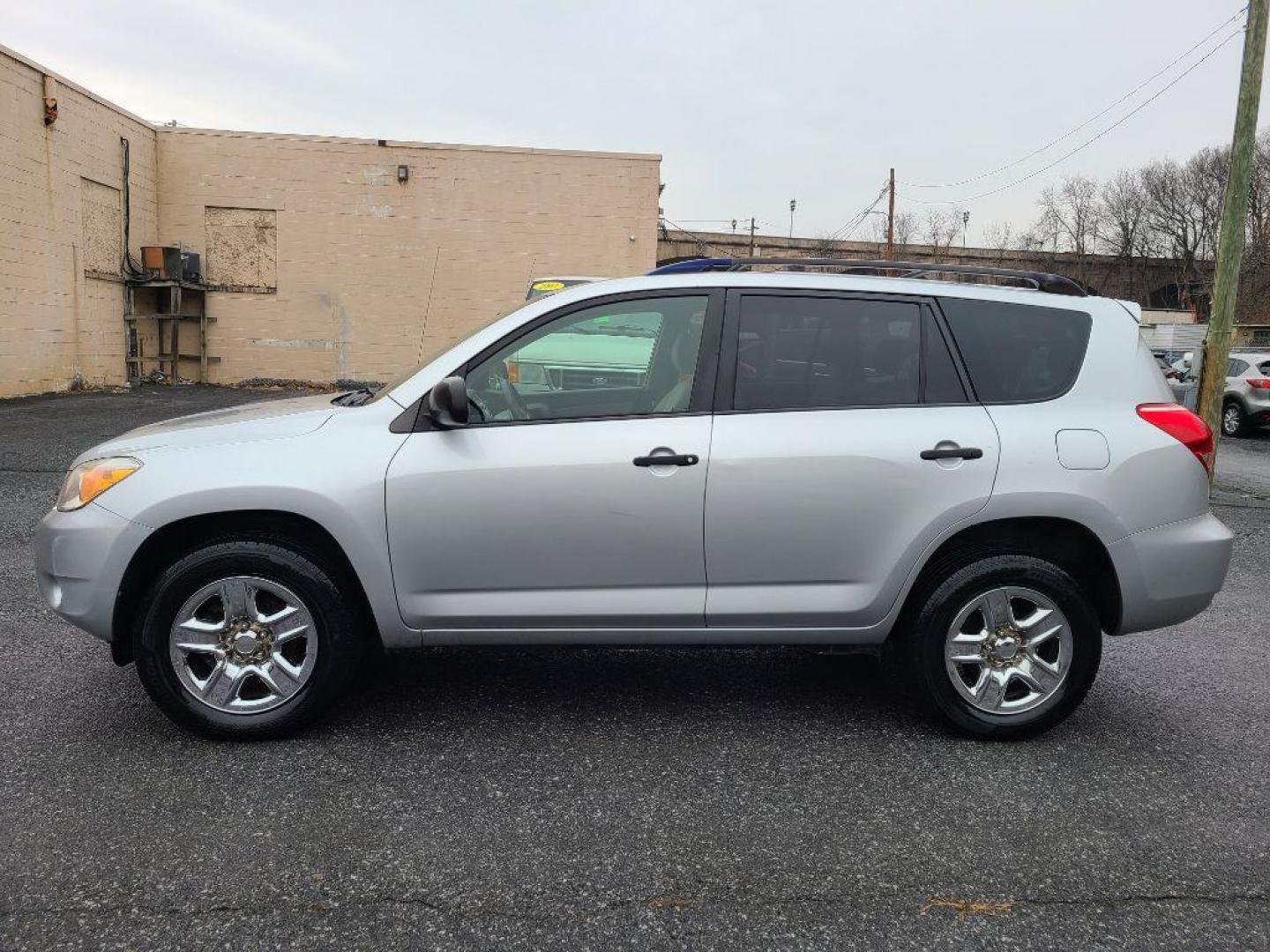 2008 SILVER TOYOTA RAV4 4WD (JTMBD35VX85) with an 2.4L engine, Automatic transmission, located at 117 North Cameron Street, Harrisburg, PA, 17101, (717) 963-8962, 40.267021, -76.875351 - Photo#1