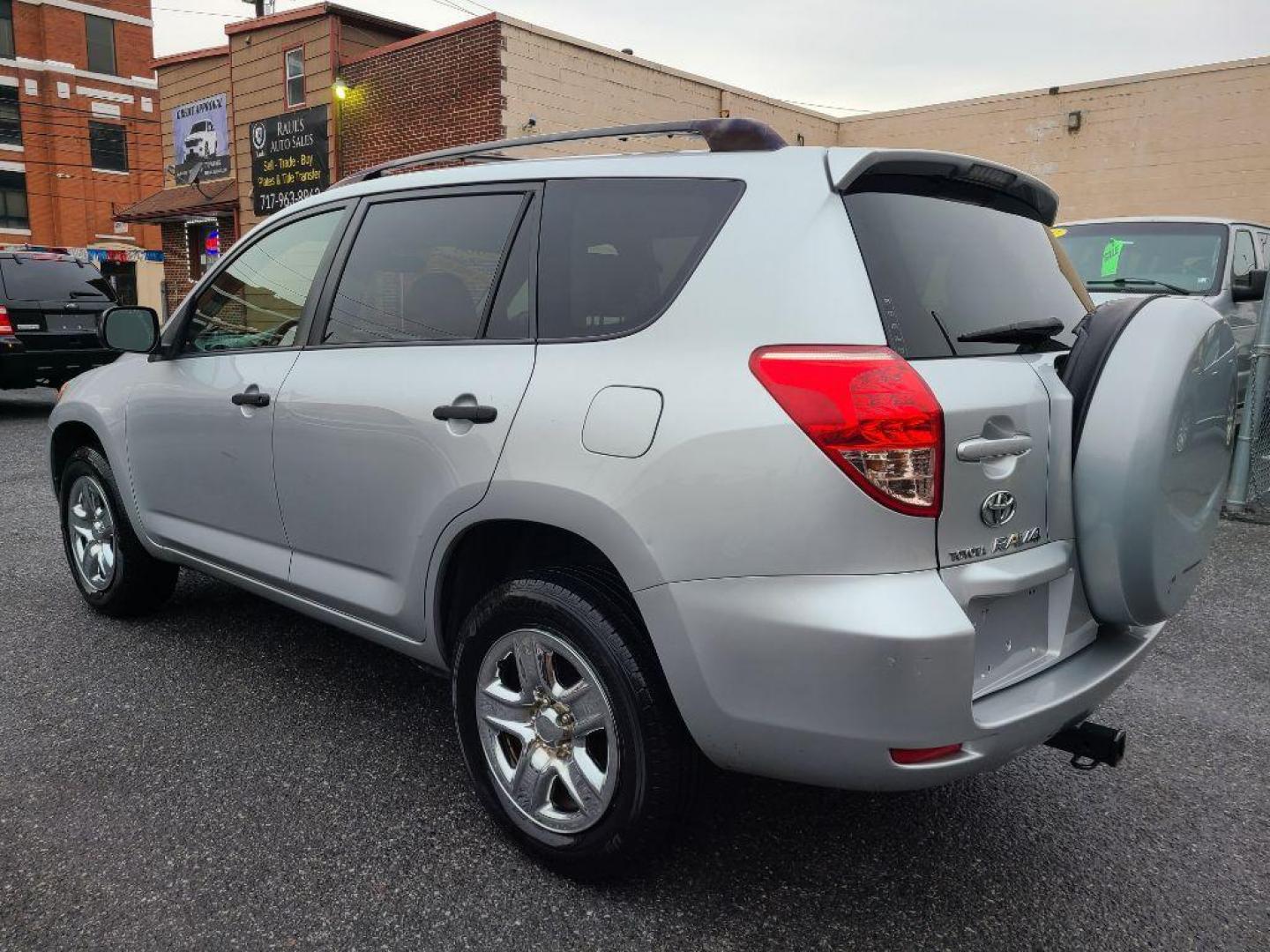 2008 SILVER TOYOTA RAV4 4WD (JTMBD35VX85) with an 2.4L engine, Automatic transmission, located at 117 North Cameron Street, Harrisburg, PA, 17101, (717) 963-8962, 40.267021, -76.875351 - Photo#2