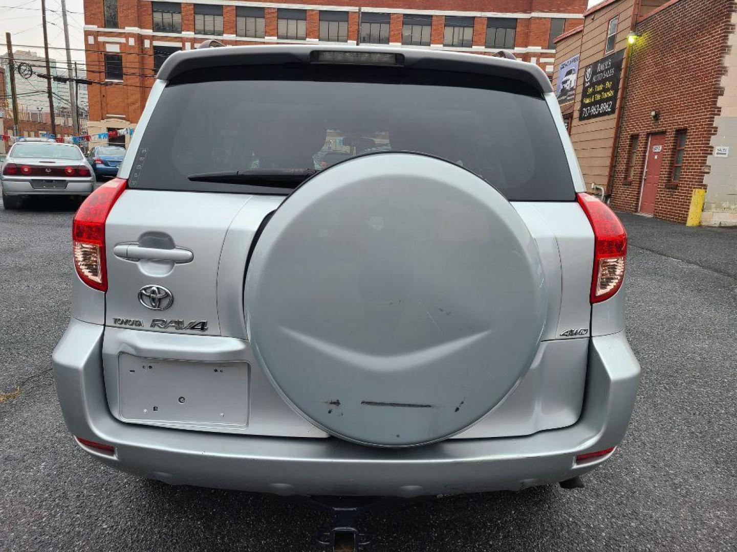 2008 SILVER TOYOTA RAV4 4WD (JTMBD35VX85) with an 2.4L engine, Automatic transmission, located at 117 North Cameron Street, Harrisburg, PA, 17101, (717) 963-8962, 40.267021, -76.875351 - Photo#3