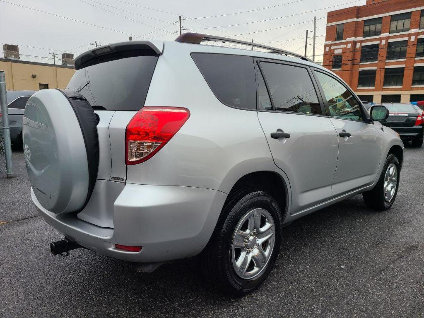 2008 SILVER TOYOTA RAV4 4WD (JTMBD35VX85) with an 2.4L engine, Automatic transmission, located at 117 North Cameron Street, Harrisburg, PA, 17101, (717) 963-8962, 40.267021, -76.875351 - Photo#4