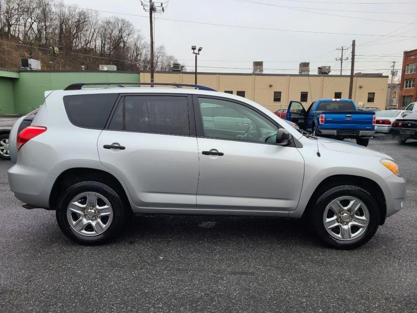 2008 SILVER TOYOTA RAV4 4WD (JTMBD35VX85) with an 2.4L engine, Automatic transmission, located at 117 North Cameron Street, Harrisburg, PA, 17101, (717) 963-8962, 40.267021, -76.875351 - Photo#5