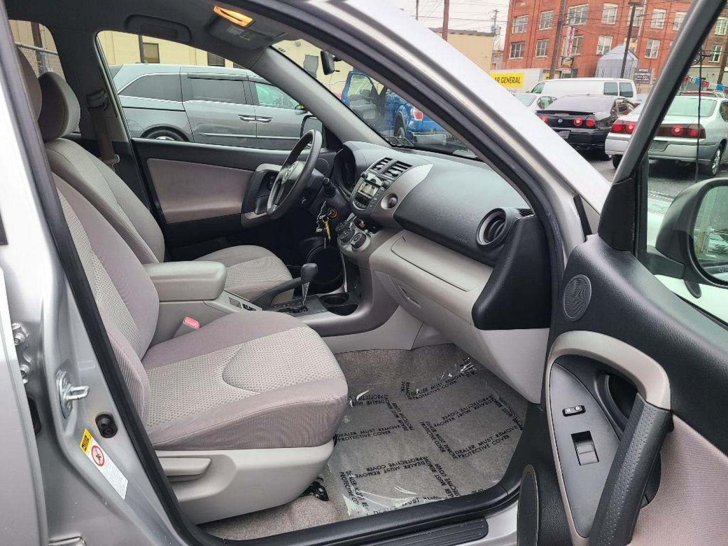 2008 SILVER TOYOTA RAV4 4WD (JTMBD35VX85) with an 2.4L engine, Automatic transmission, located at 117 North Cameron Street, Harrisburg, PA, 17101, (717) 963-8962, 40.267021, -76.875351 - Photo#8