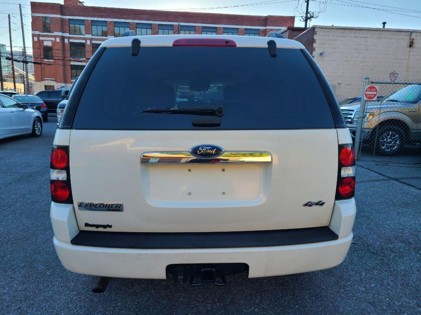 2009 WHITE FORD EXPLORER LIMITED (1FMEU75809U) with an 4.6L engine, Automatic transmission, located at 117 North Cameron Street, Harrisburg, PA, 17101, (717) 963-8962, 40.267021, -76.875351 - WE FINANCE!!! Good Credit/ Bad Credit/ No Credit - ALL Trade-Ins Welcomed!!! ***Guaranteed Credit Approval*** APPLY ONLINE or CALL us TODAY ;) Please call us to discuss your cash and financing options. - Photo#3