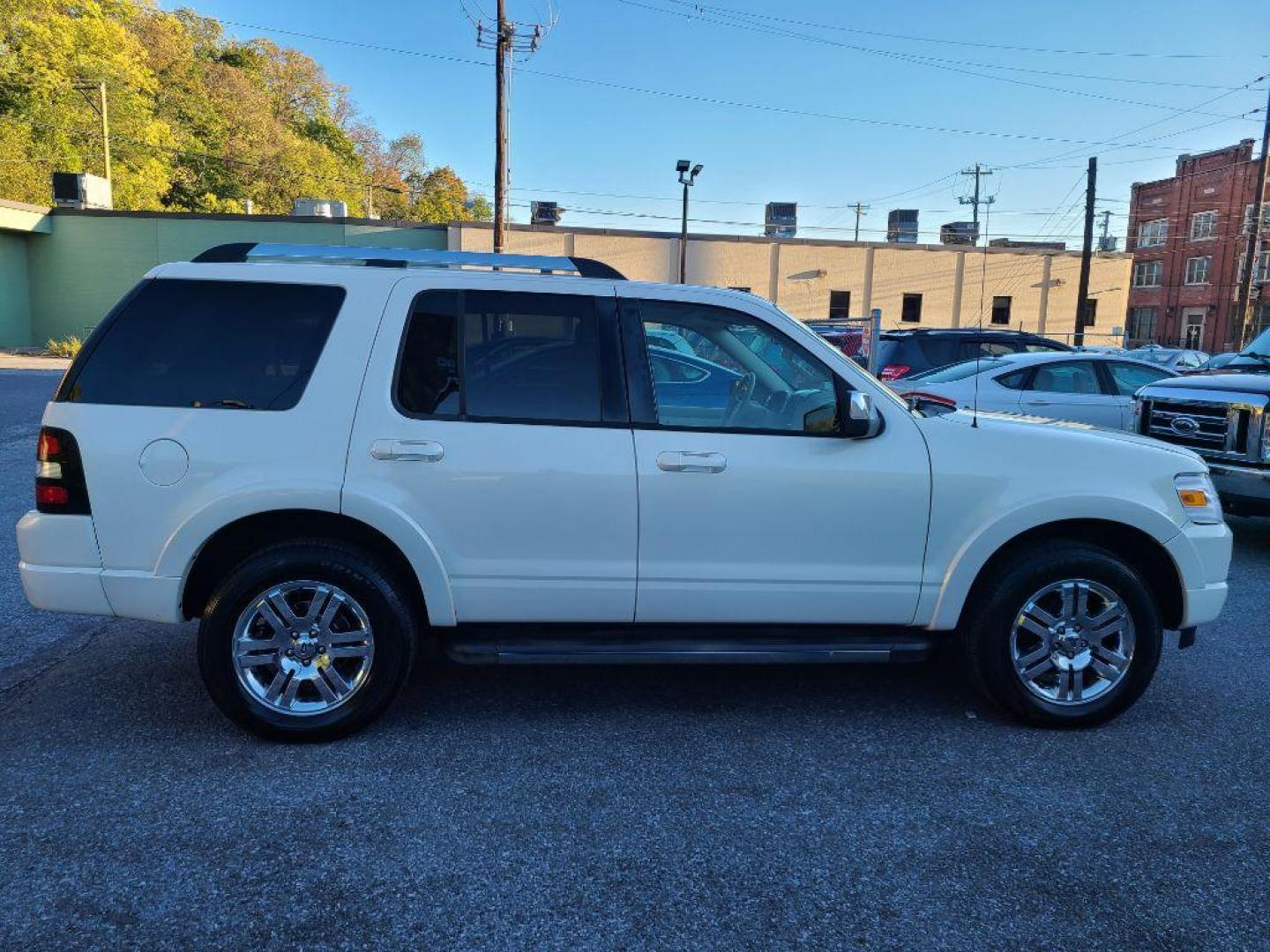 2009 WHITE FORD EXPLORER LIMITED (1FMEU75809U) with an 4.6L engine, Automatic transmission, located at 117 North Cameron Street, Harrisburg, PA, 17101, (717) 963-8962, 40.267021, -76.875351 - WE FINANCE!!! Good Credit/ Bad Credit/ No Credit - ALL Trade-Ins Welcomed!!! ***Guaranteed Credit Approval*** APPLY ONLINE or CALL us TODAY ;) Please call us to discuss your cash and financing options. - Photo#4