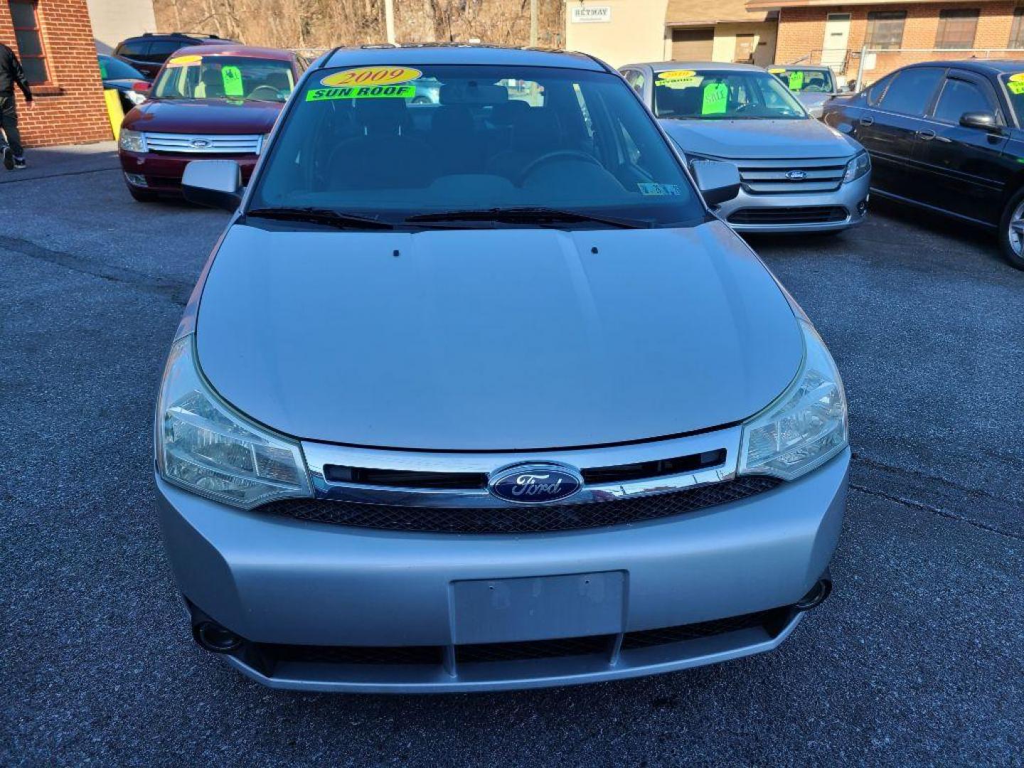 2009 SILVER FORD FOCUS SES (1FAHP36N99W) with an 2.0L engine, Automatic transmission, located at 117 North Cameron Street, Harrisburg, PA, 17101, (717) 963-8962, 40.267021, -76.875351 - WE FINANCE!!! Good Credit/ Bad Credit/ No Credit - ALL Trade-Ins Welcomed!!! ***Guaranteed Credit Approval*** APPLY ONLINE or CALL us TODAY ;) Internet Prices and Marketplace Prices are SPECIAL discounted ***CASH DEALS*** Retail Prices are higher. Please call us to discuss your cash and finan - Photo#6