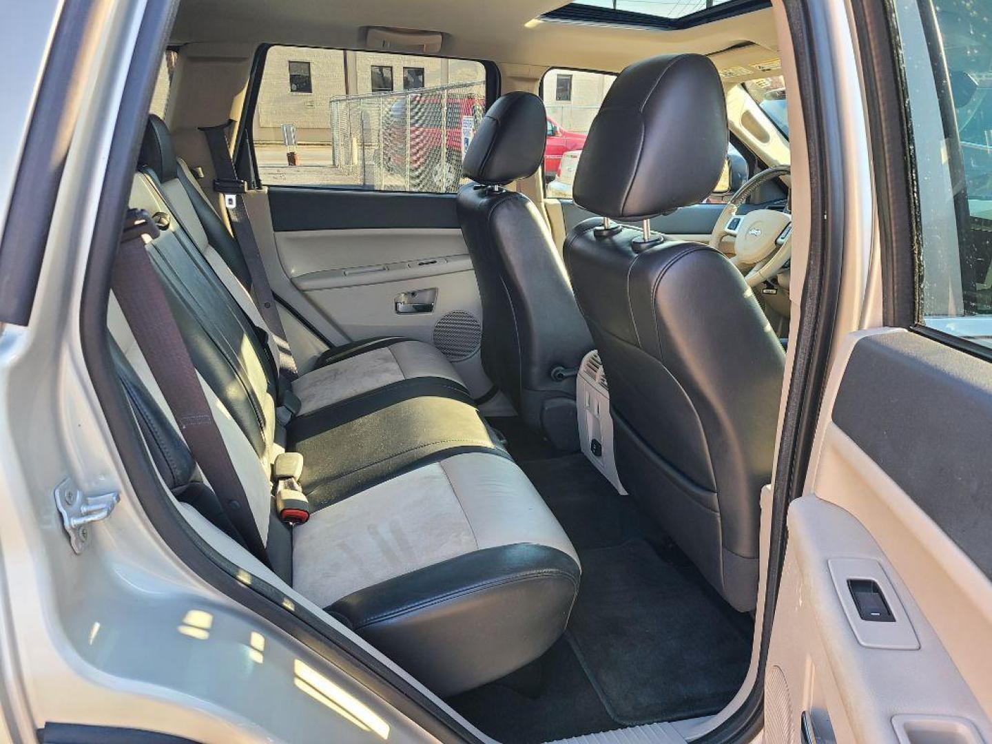 2009 GRAY JEEP GRAND CHEROKEE LIMITED (1J8HR58P99C) with an 4.7L engine, Automatic transmission, located at 117 North Cameron Street, Harrisburg, PA, 17101, (717) 963-8962, 40.267021, -76.875351 - WE FINANCE!!! Good Credit/ Bad Credit/ No Credit - ALL Trade-Ins Welcomed!!! ***Guaranteed Credit Approval*** APPLY ONLINE or CALL us TODAY ;) Internet Prices and Marketplace Prices are SPECIAL discounted ***CASH DEALS*** Retail Prices are higher. Please call us to discuss your cash and finan - Photo#9